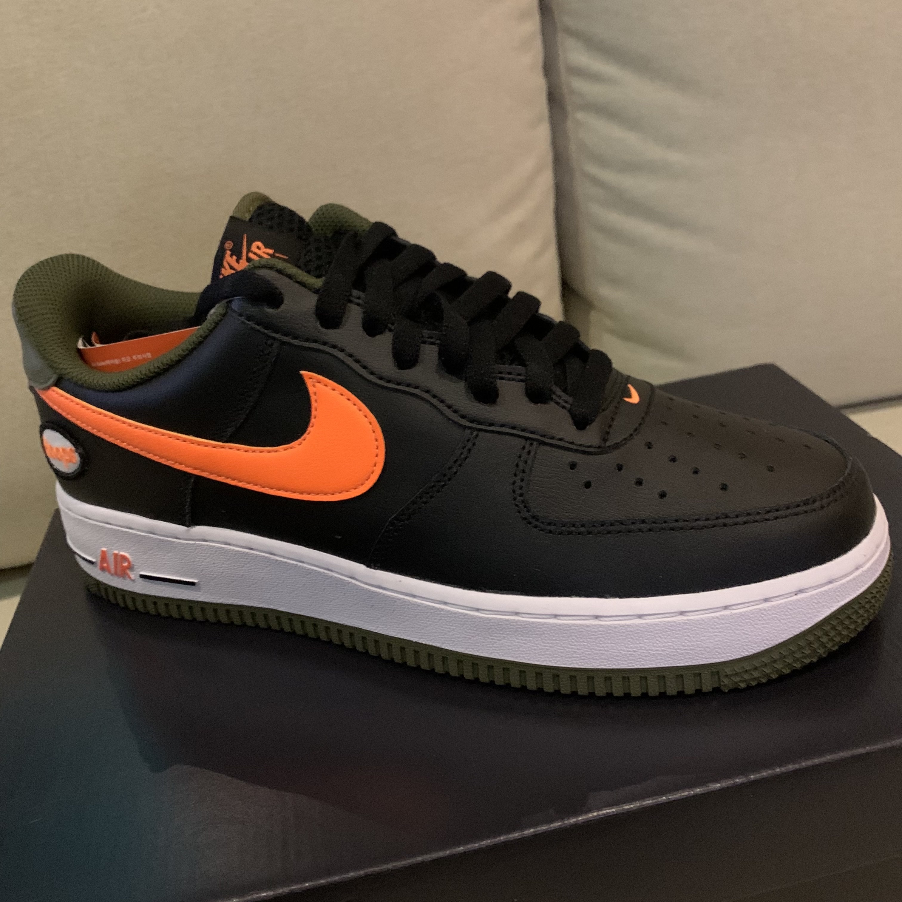 Nike Air Force 1 '07 LV8 Black Total Orange 착용 스타일 - 3