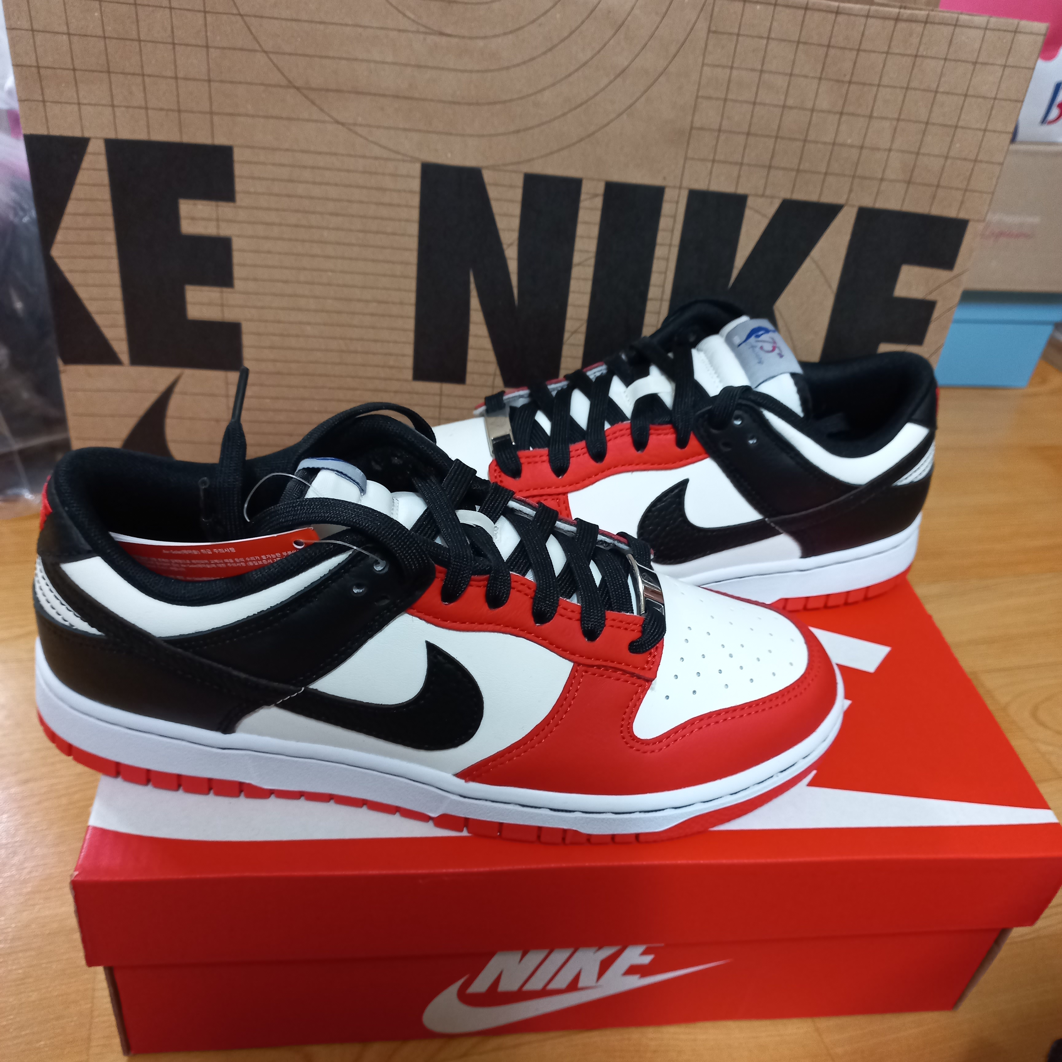 Nike x NBA Dunk Low Retro EMB Black and Chile Red 착용 스타일