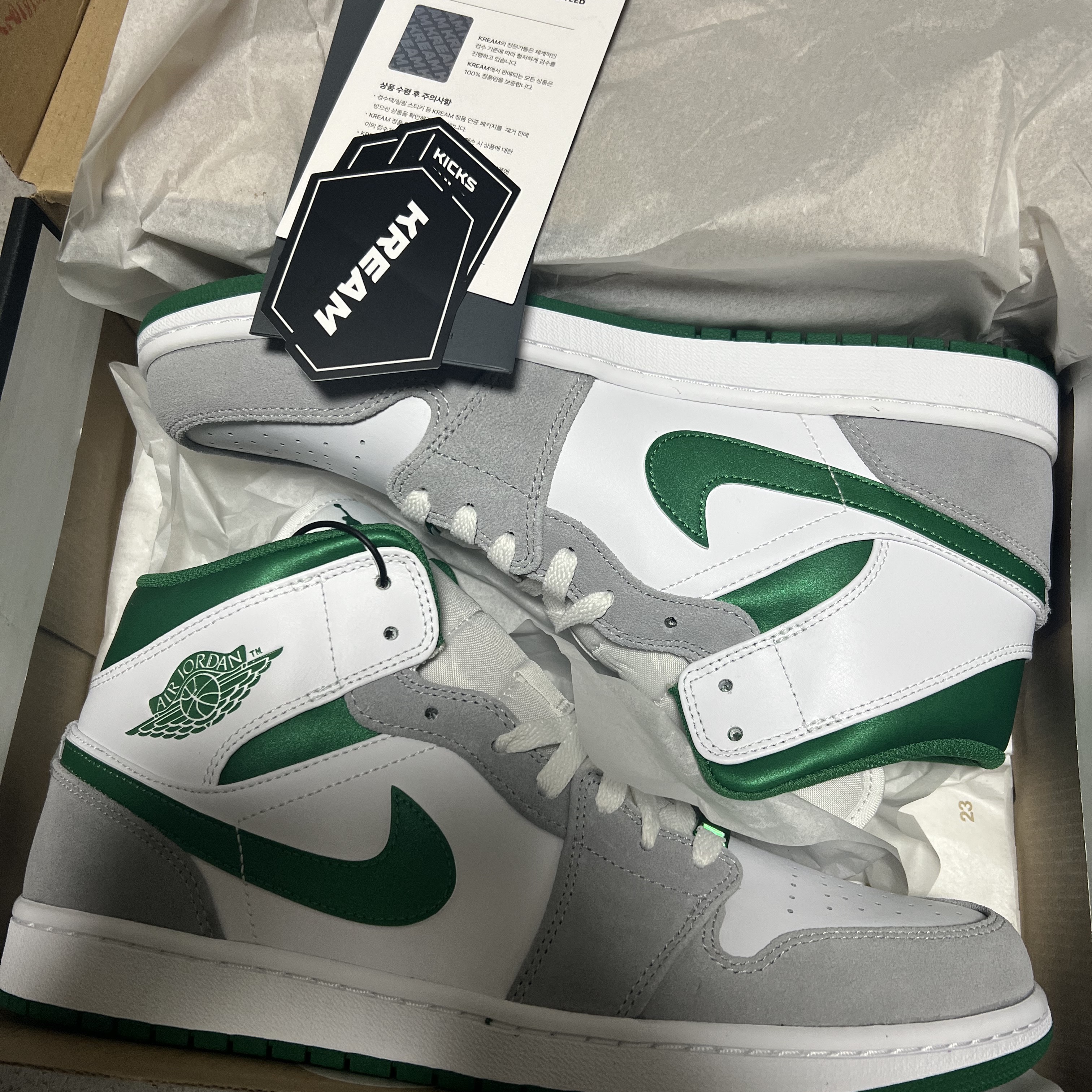 Jordan 1 Mid SE Pine Green Light Smoke Grey 착용 스타일 - 1