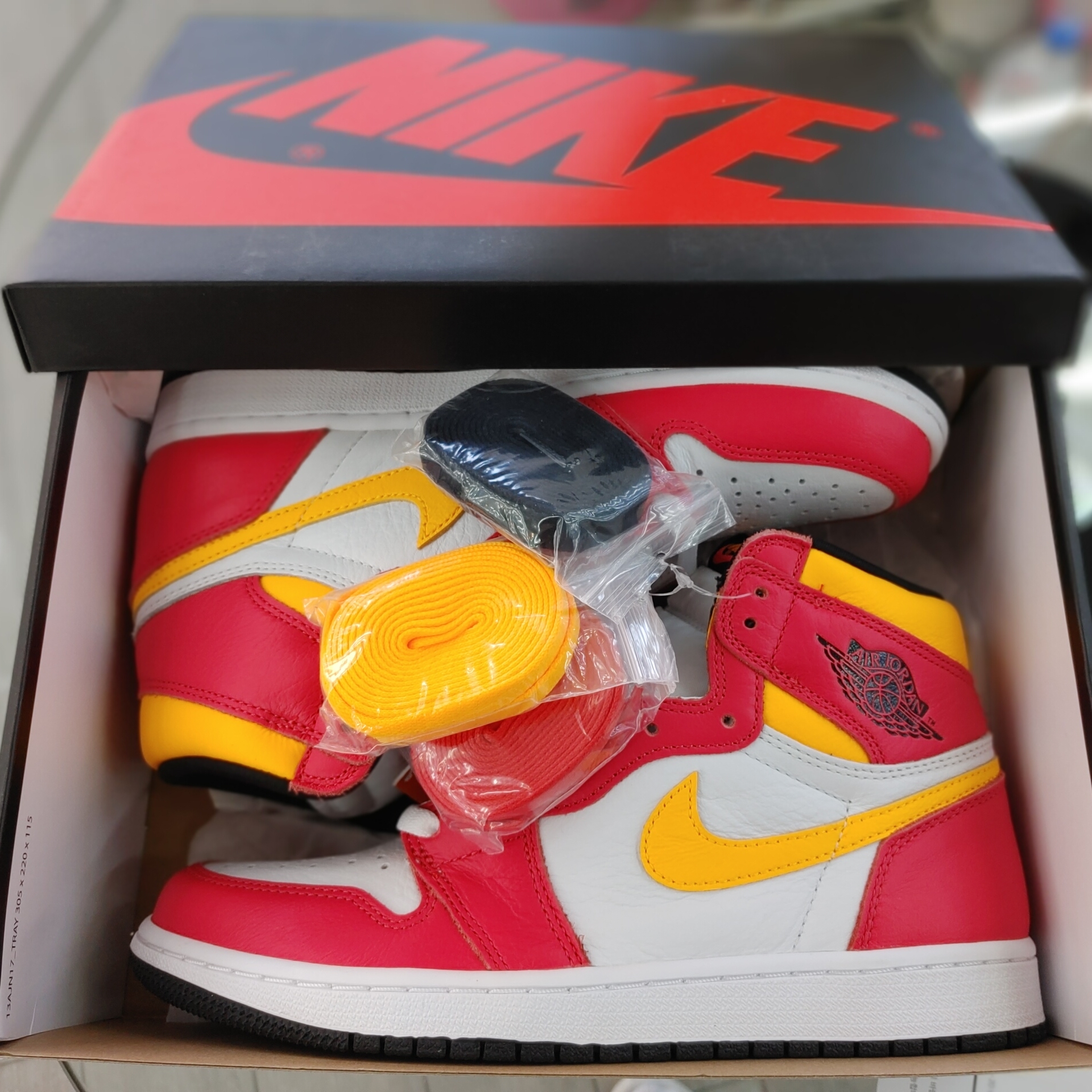 Jordan 1 Retro High OG Light Fusion Red 착용 스타일 - 1