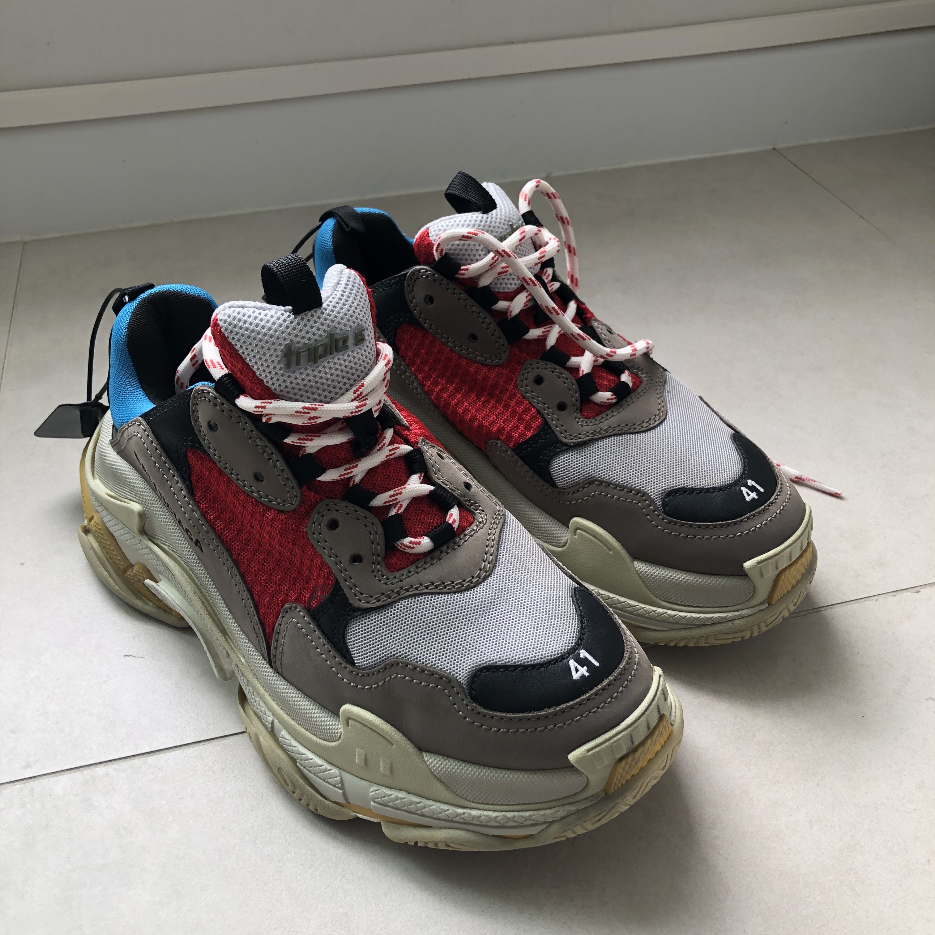 Balenciaga Triple S Grey Red Blue 2018 Reissue 착용 스타일 - 1