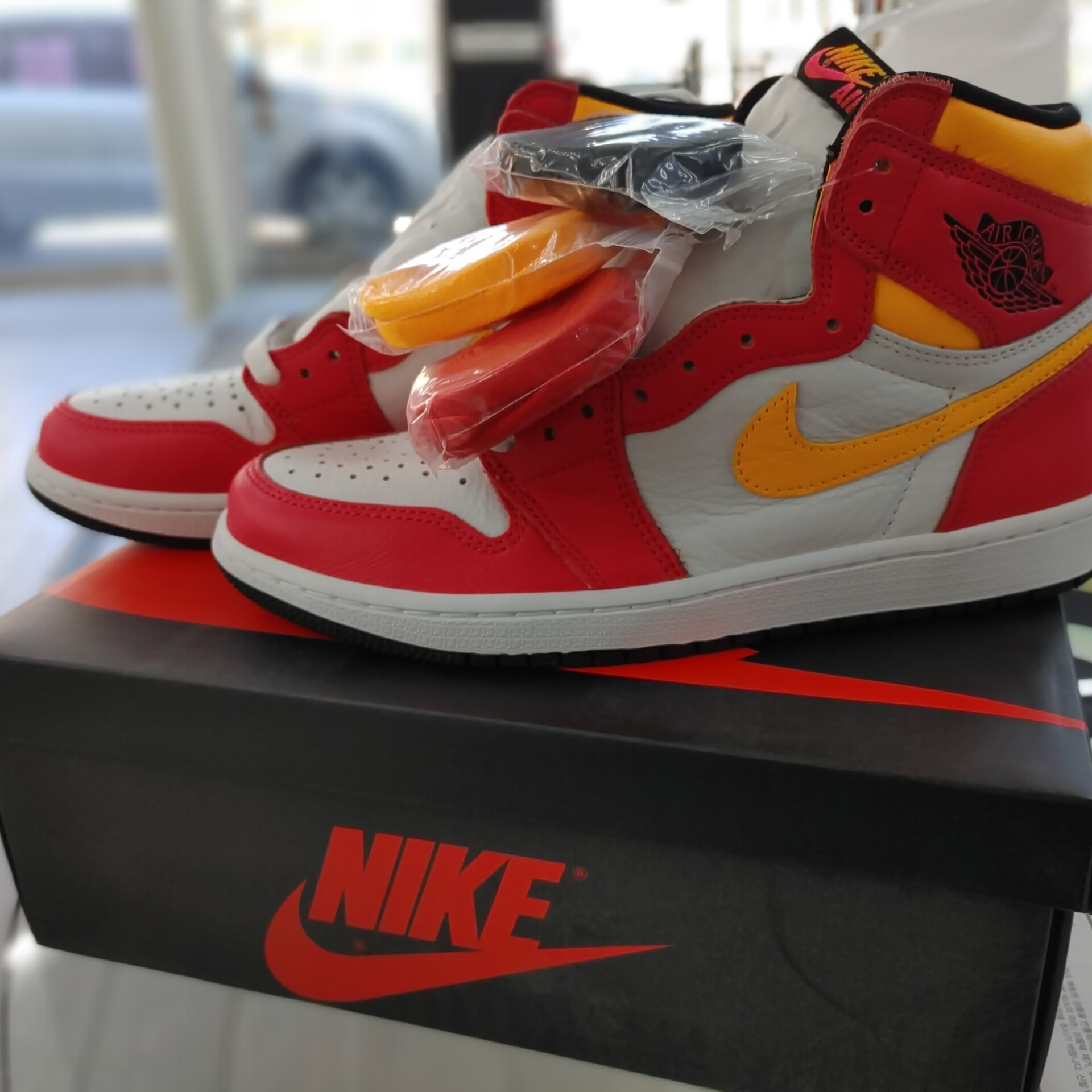 Jordan 1 Retro High OG Light Fusion Red 착용 스타일 - 2