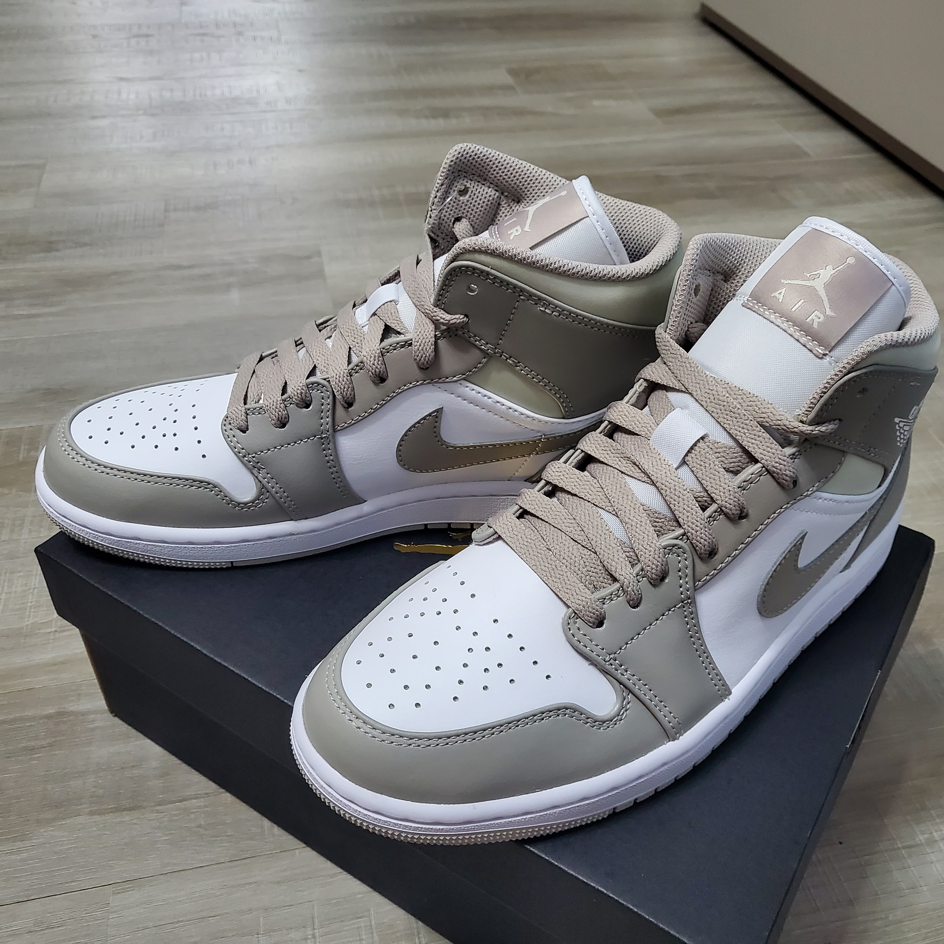 Jordan 1 Mid College Grey 착용 스타일 - 2
