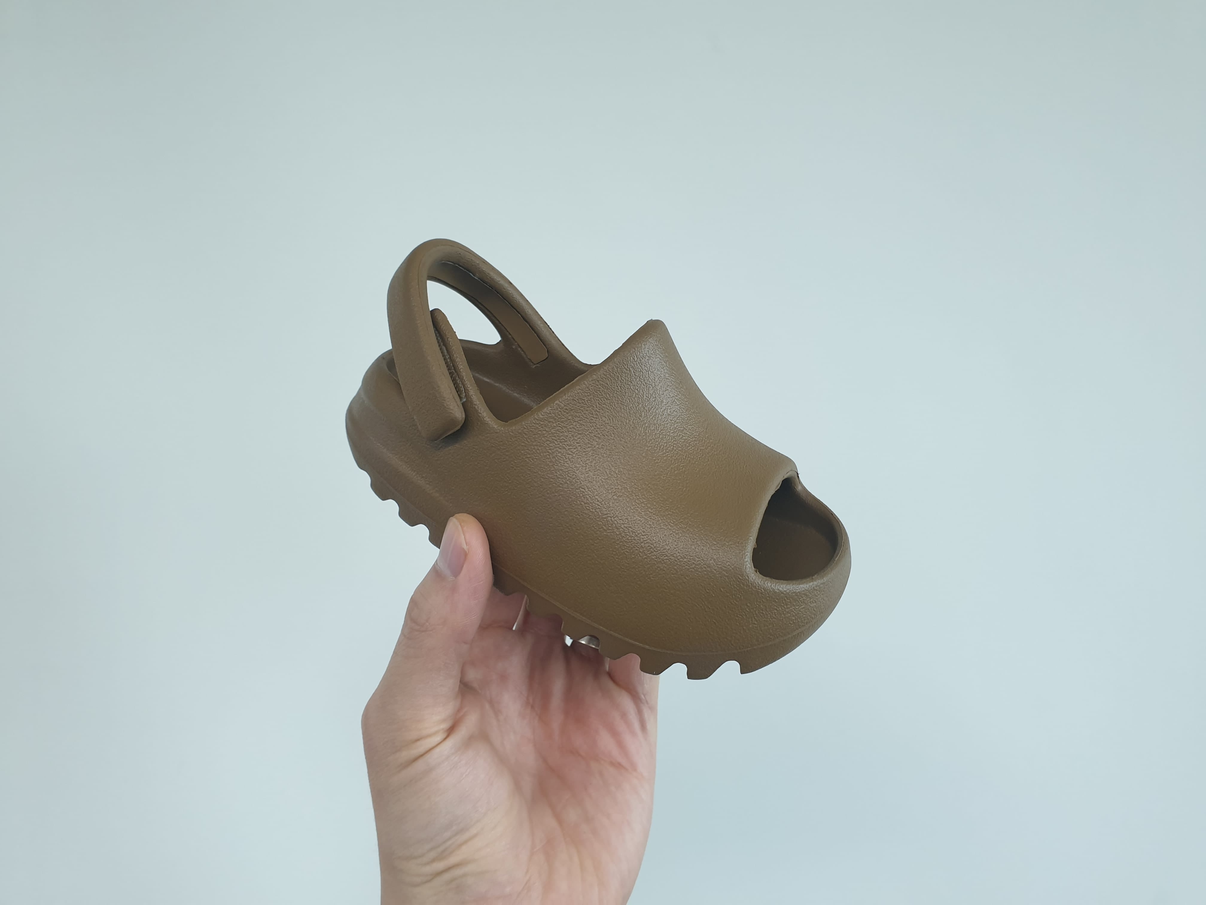(Infant) Adidas Yeezy Slide Ochre 착용 스타일