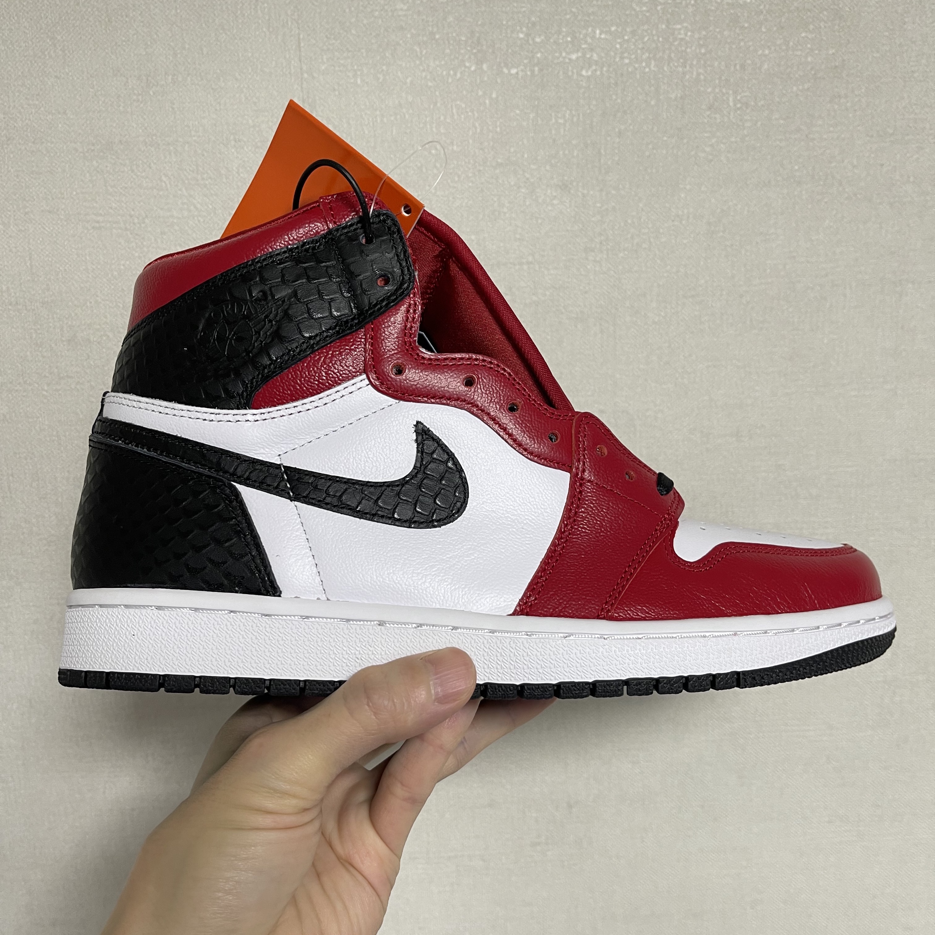 (W) Jordan 1 Retro High Satin Red 착용 스타일