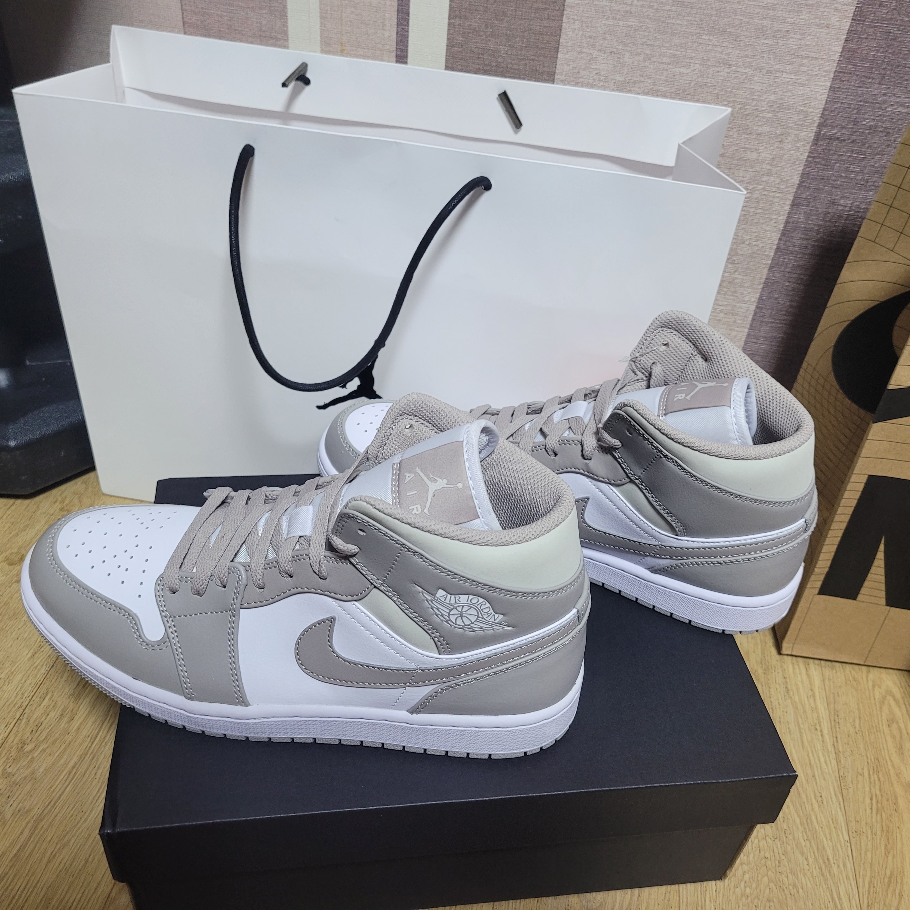 Jordan 1 Mid College Grey 착용 스타일 - 4