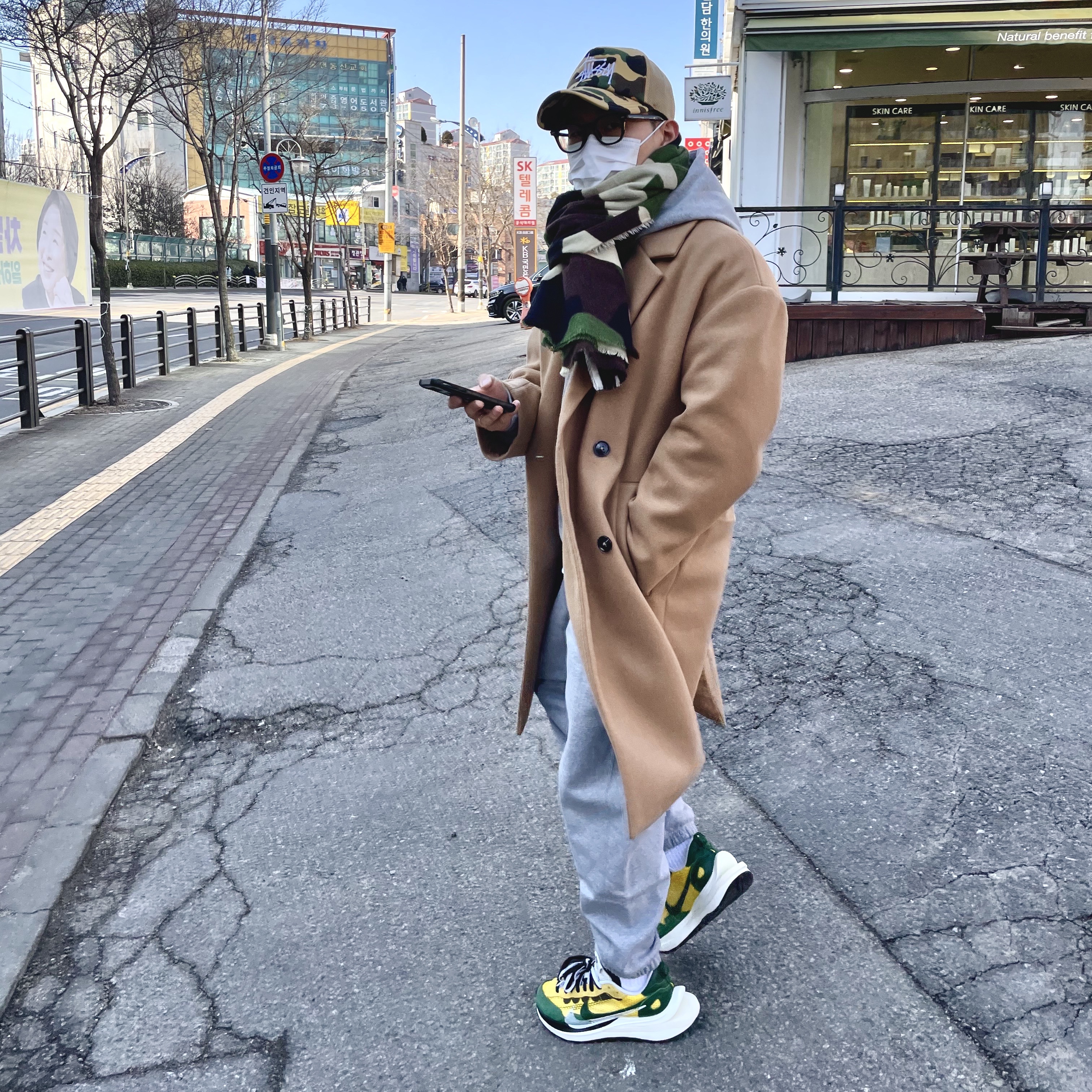 Nike x Sacai VaporWaffle Tour Yellow & Gorge Green Sail, Stussy x BAPE Trucker Cap Yellow 착용 스타일