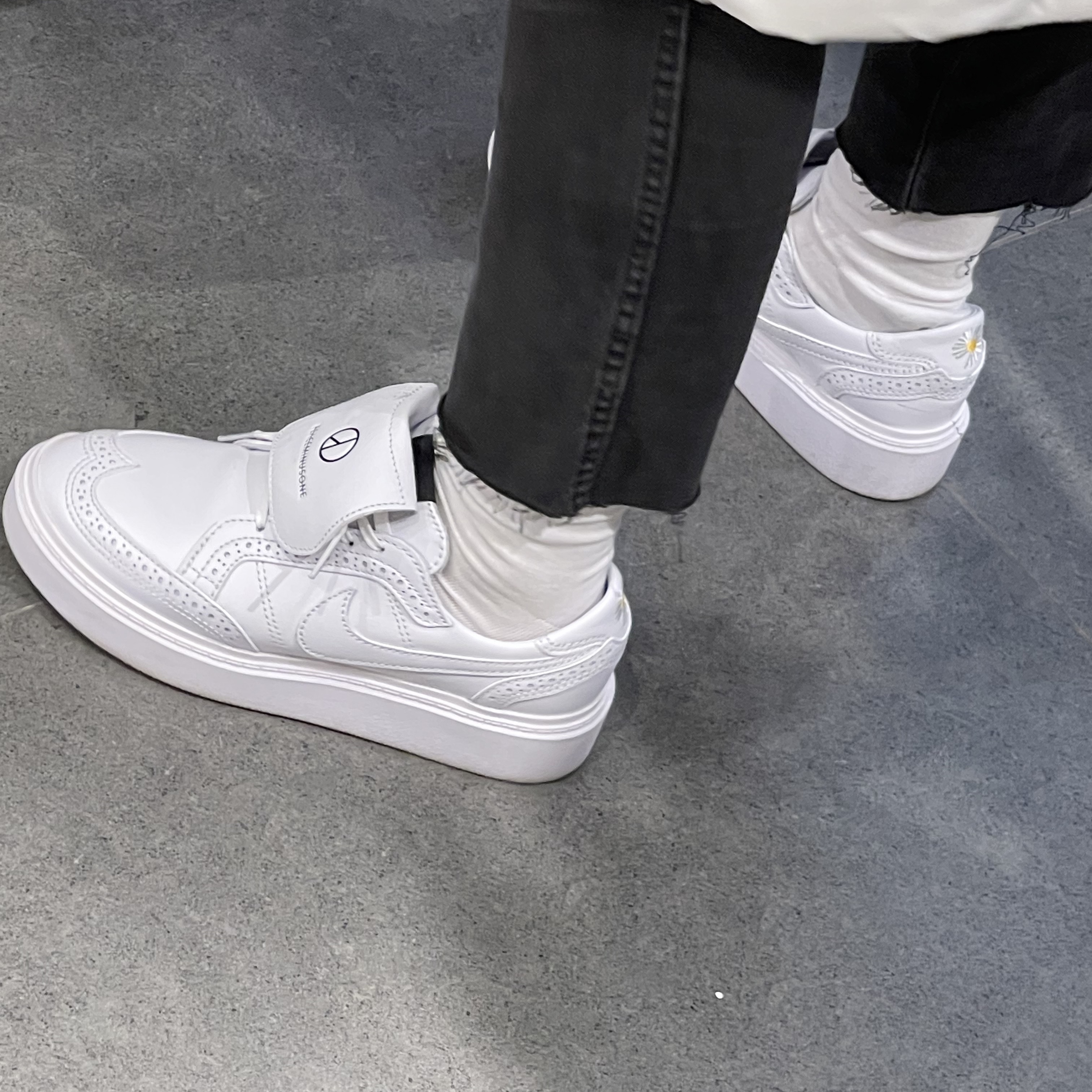 Nike x NBA Air Force 1 '07 LV8 EMB White and Coast Field, Nike x Peaceminusone Kwondo1 White 착용 스타일 - 3