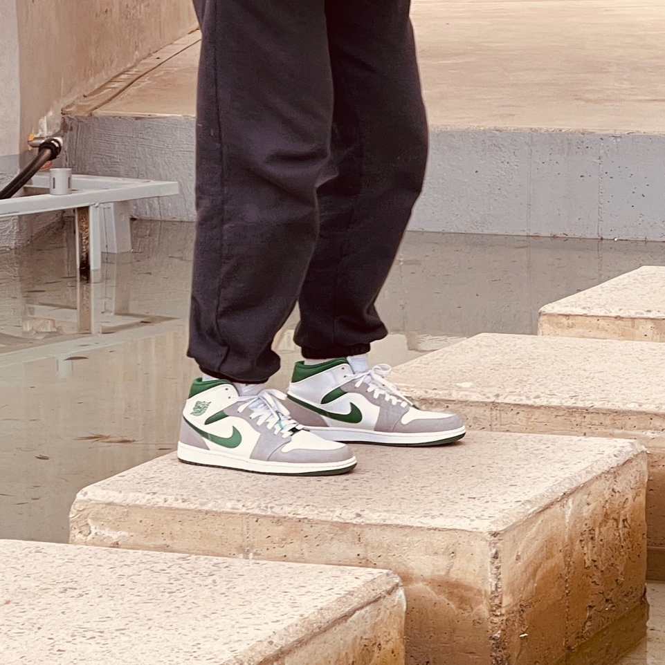 Jordan 1 Mid SE Pine Green Light Smoke Grey 착용 스타일 - 4