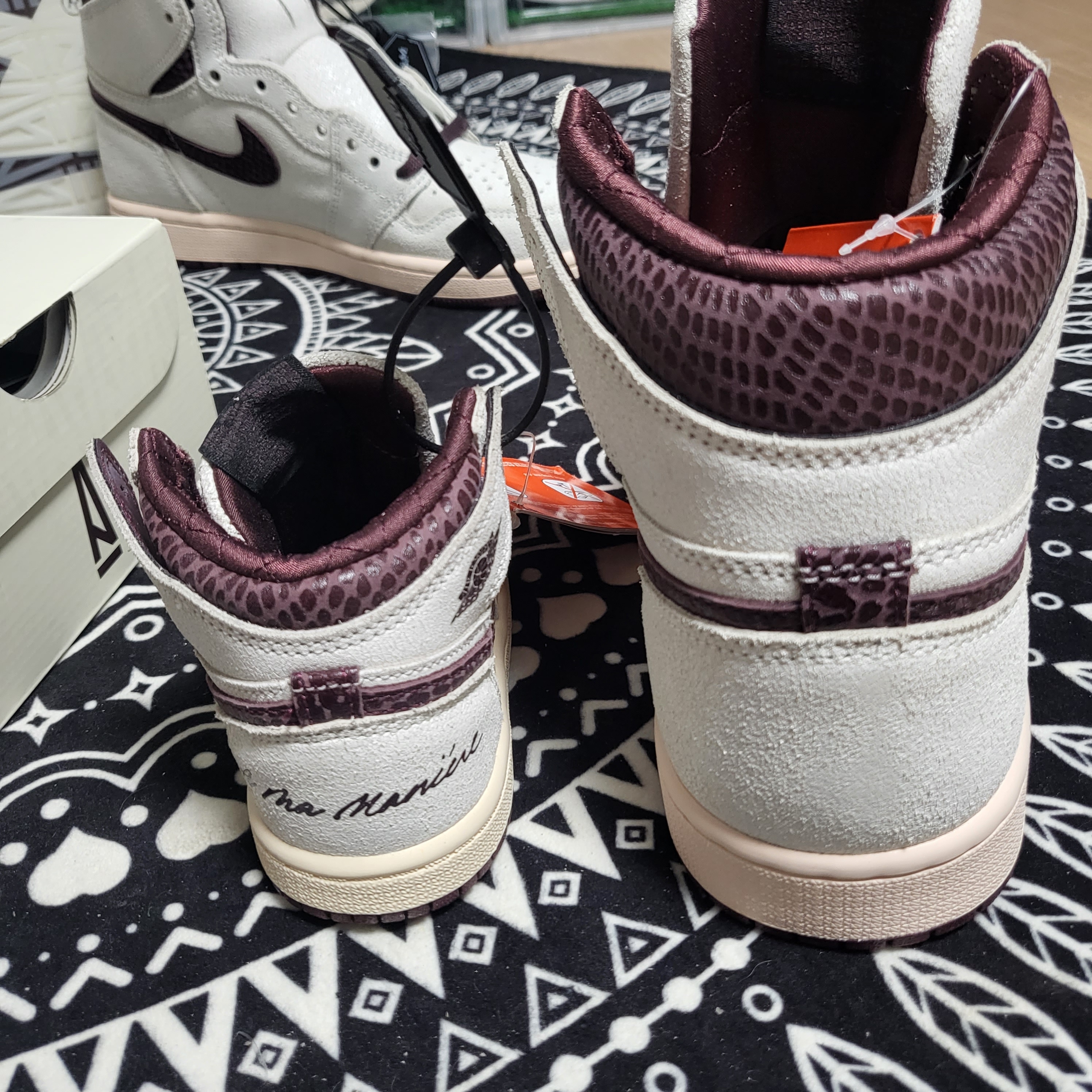 (TD) Jordan 1 x A Ma Maniere Retro High OG SP Burgundy and Sail, Jordan 1 x A Ma Maniere Retro High OG SP Sail and Burgundy 착용 스타일 - 3