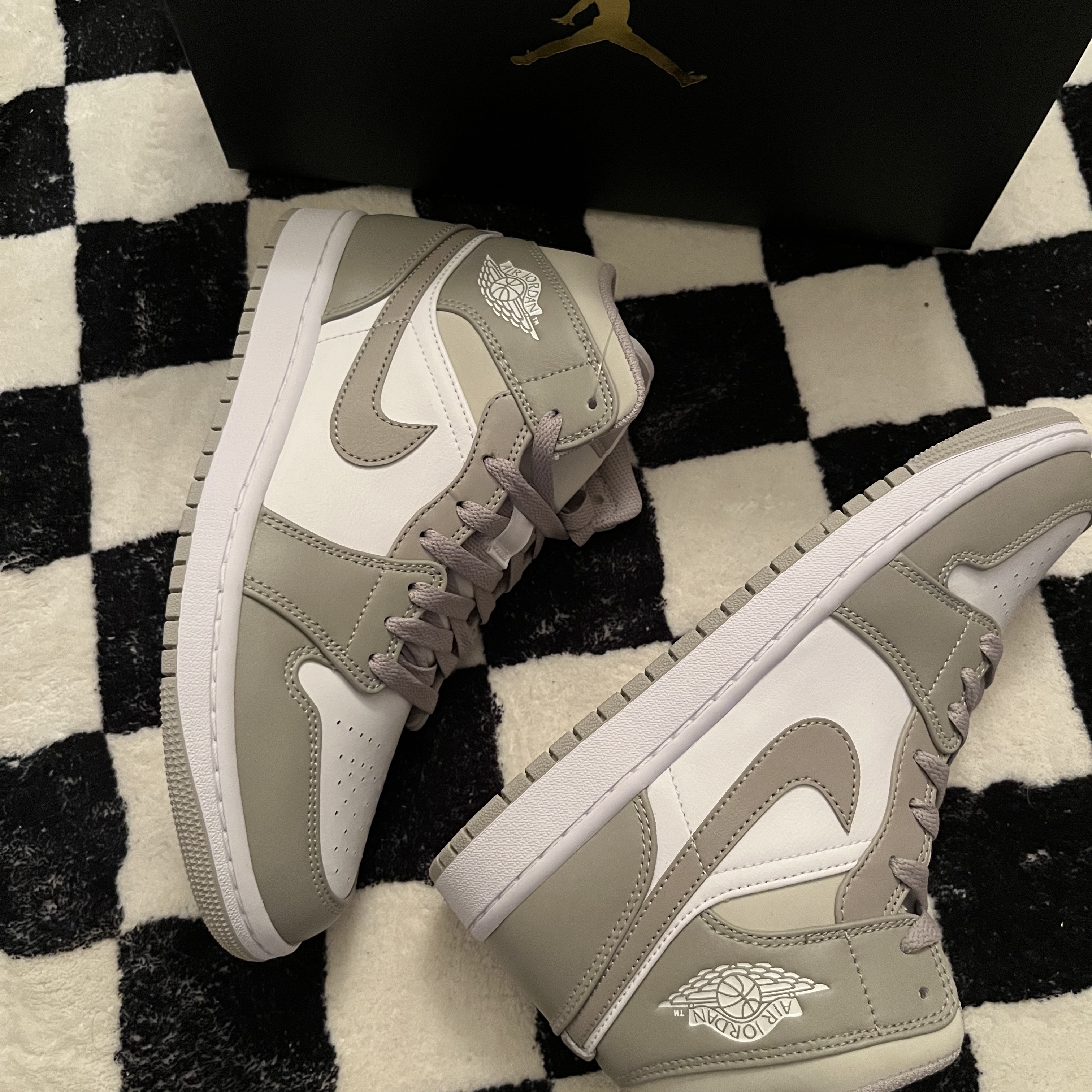 Jordan 1 Mid College Grey 착용 스타일 - 3