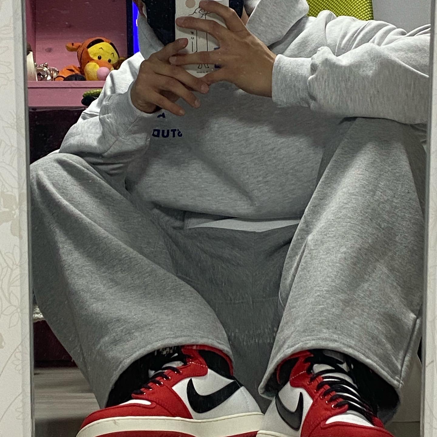 Jordan 1 KO Chicago 2021, IAB Studio Hoodie Light Gray 착용 스타일 - 1