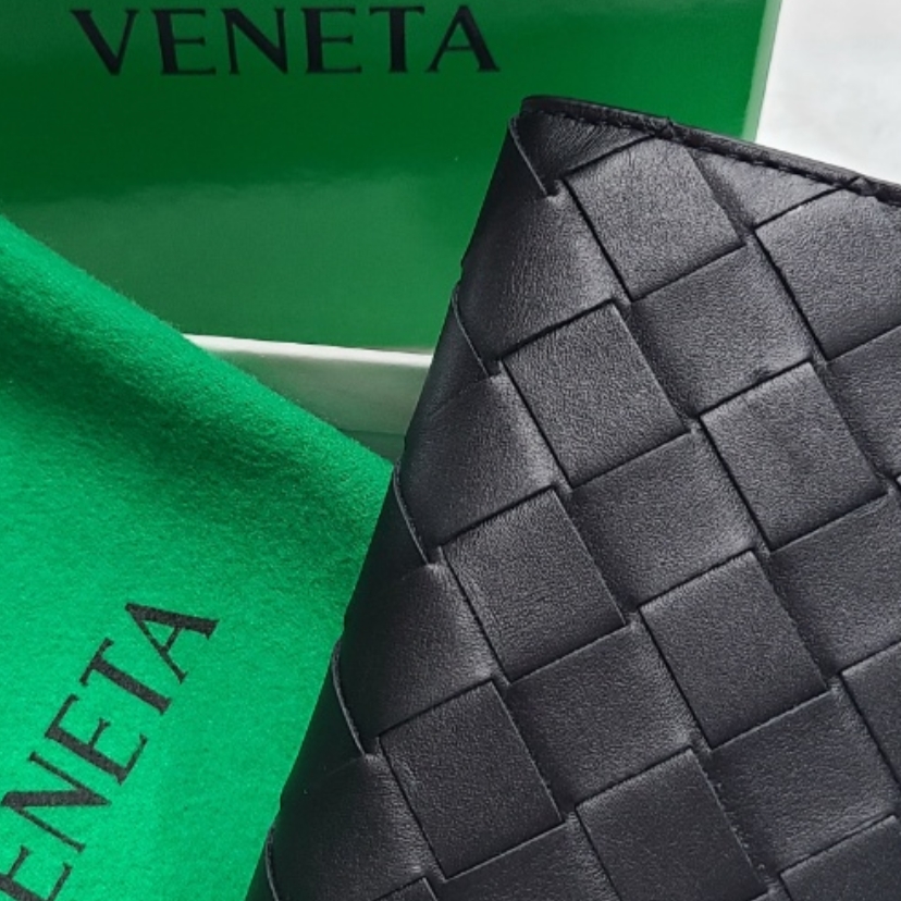 Bottega Veneta Flap Card Case Black 착용 스타일 - 1
