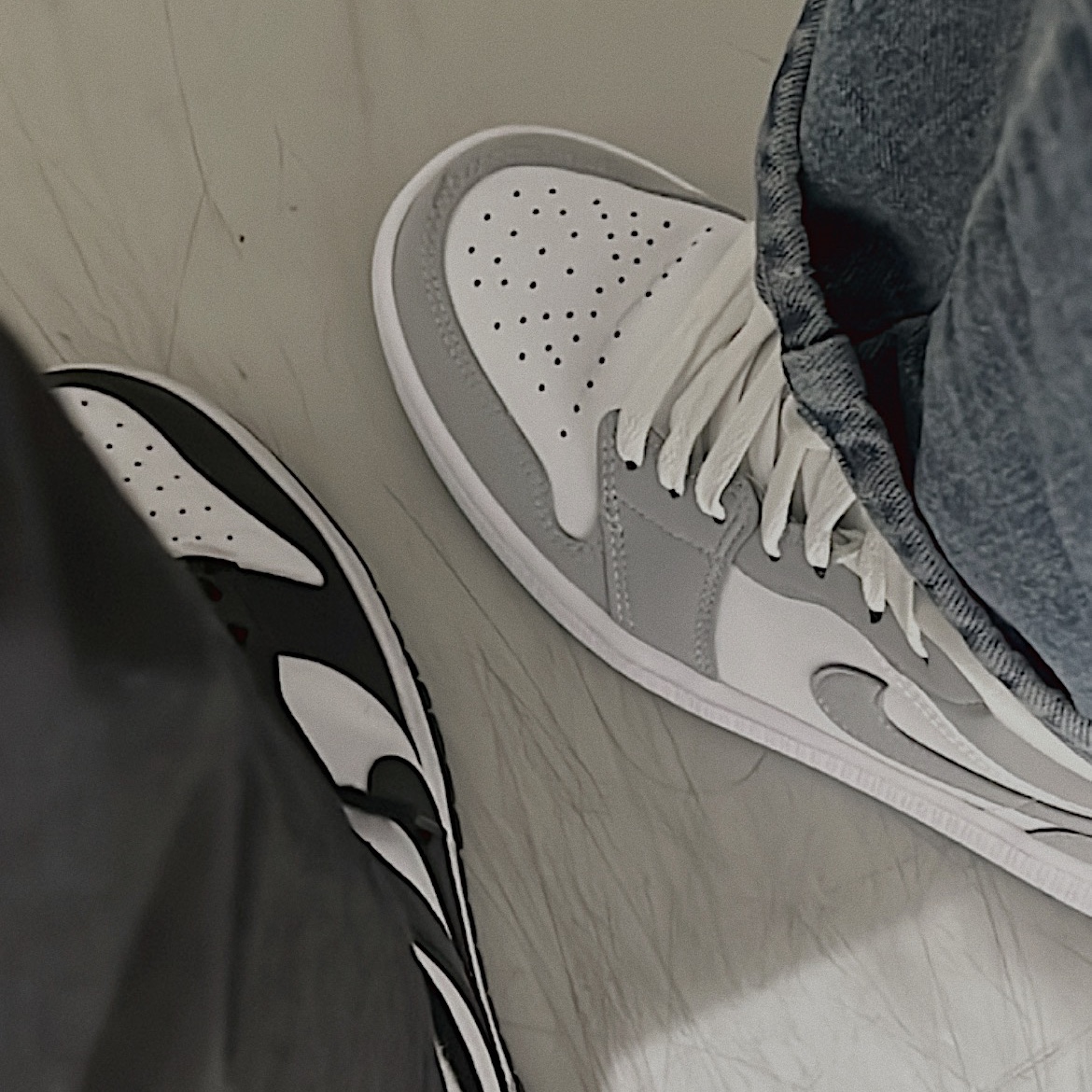 (W) Nike Dunk Low Black, (W) Jordan 1 Low White Wolf Grey 착용 스타일 - 2