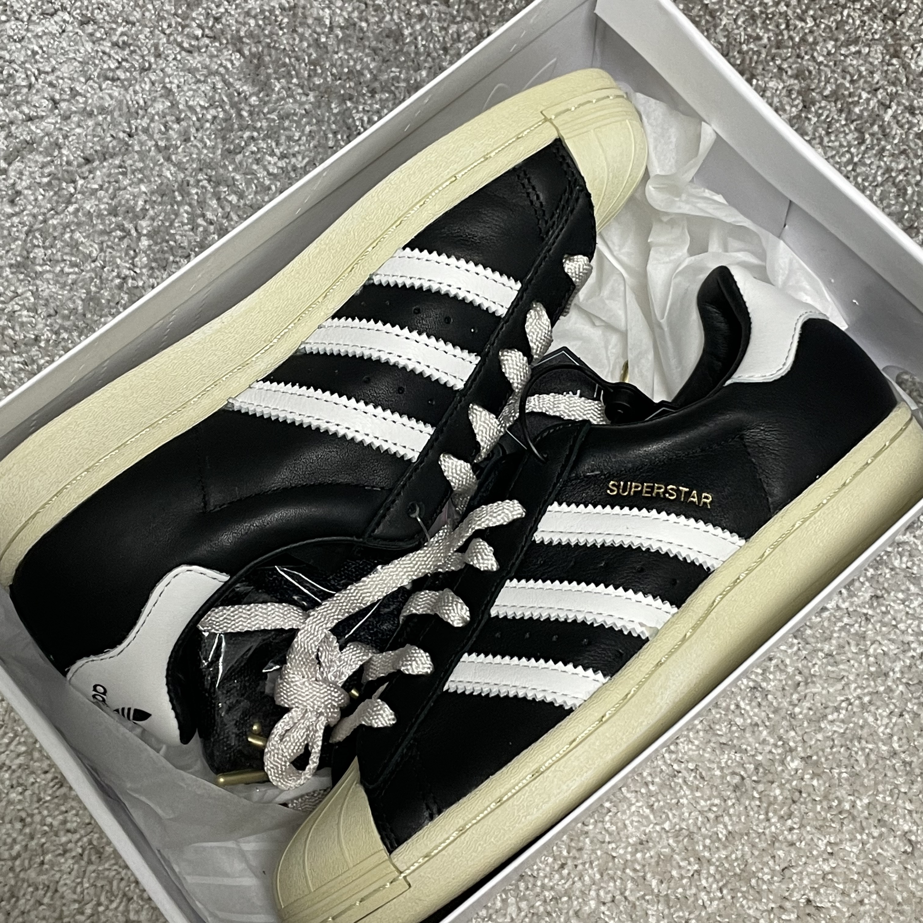 Adidas Superstar Premium Black White 착용 스타일
