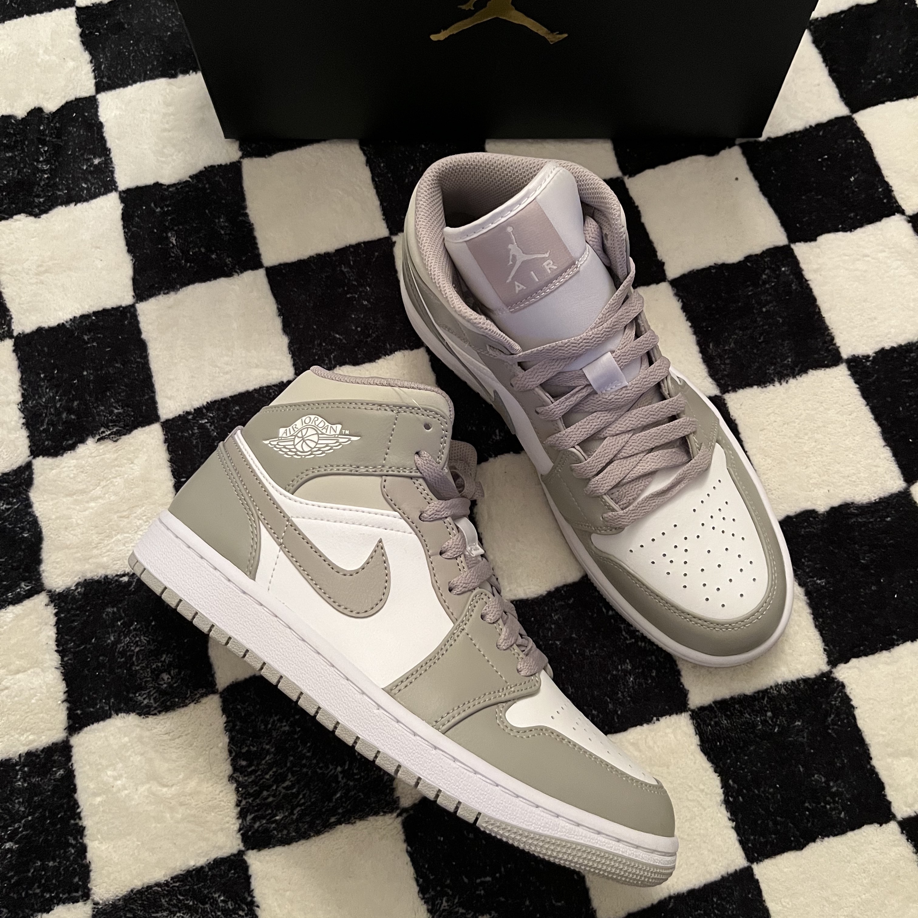 Jordan 1 Mid College Grey 착용 스타일 - 2