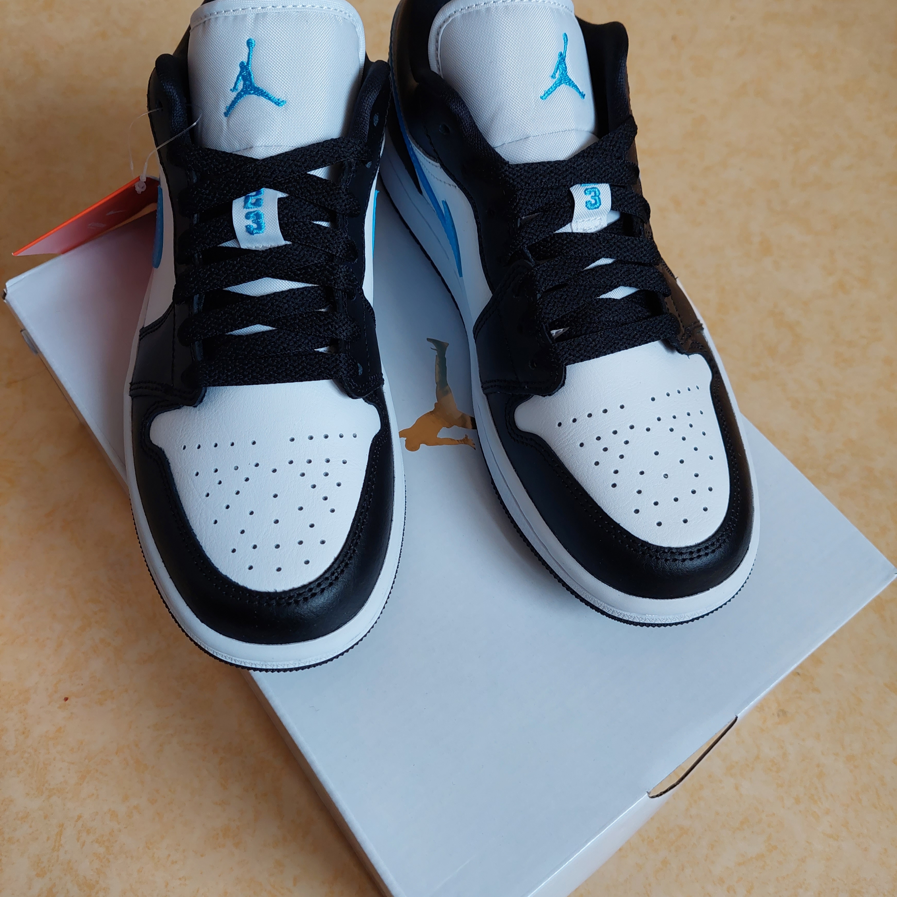(W) Jordan 1 Low Black University Blue 착용 스타일 - 2