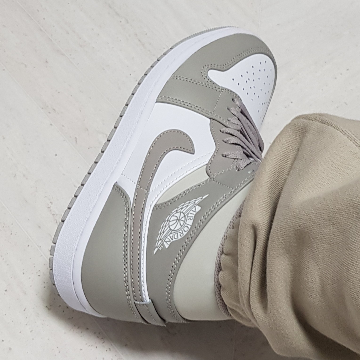 Jordan 1 Mid College Grey 착용 스타일 - 4