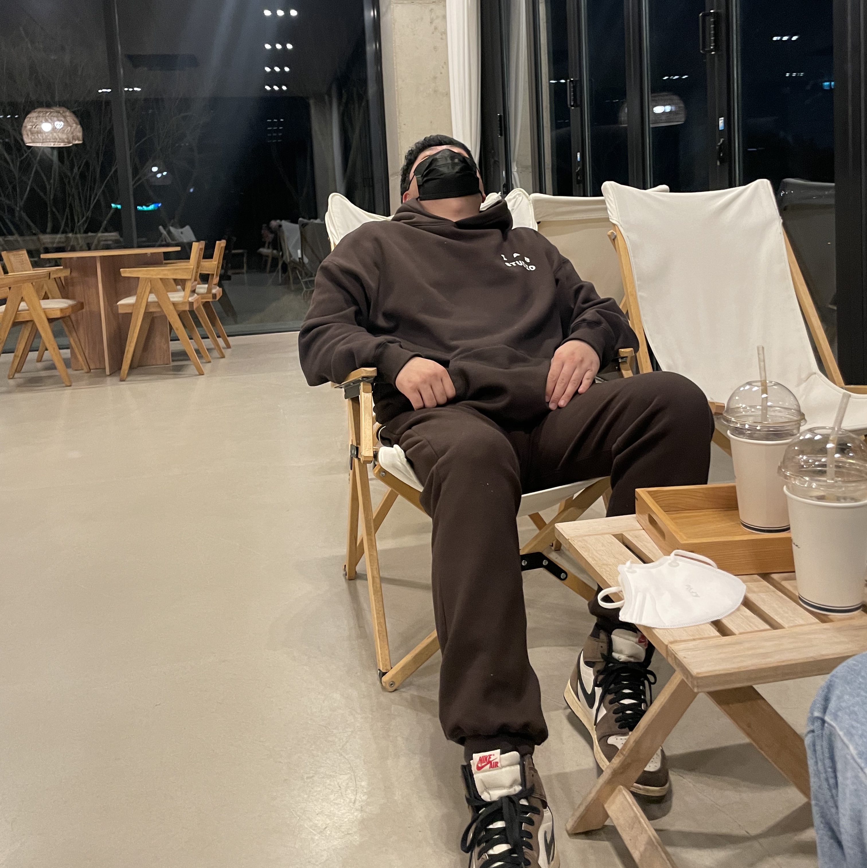 IAB Studio Hoodie Brown, IAB Studio Sweatpants Brown 착용 스타일