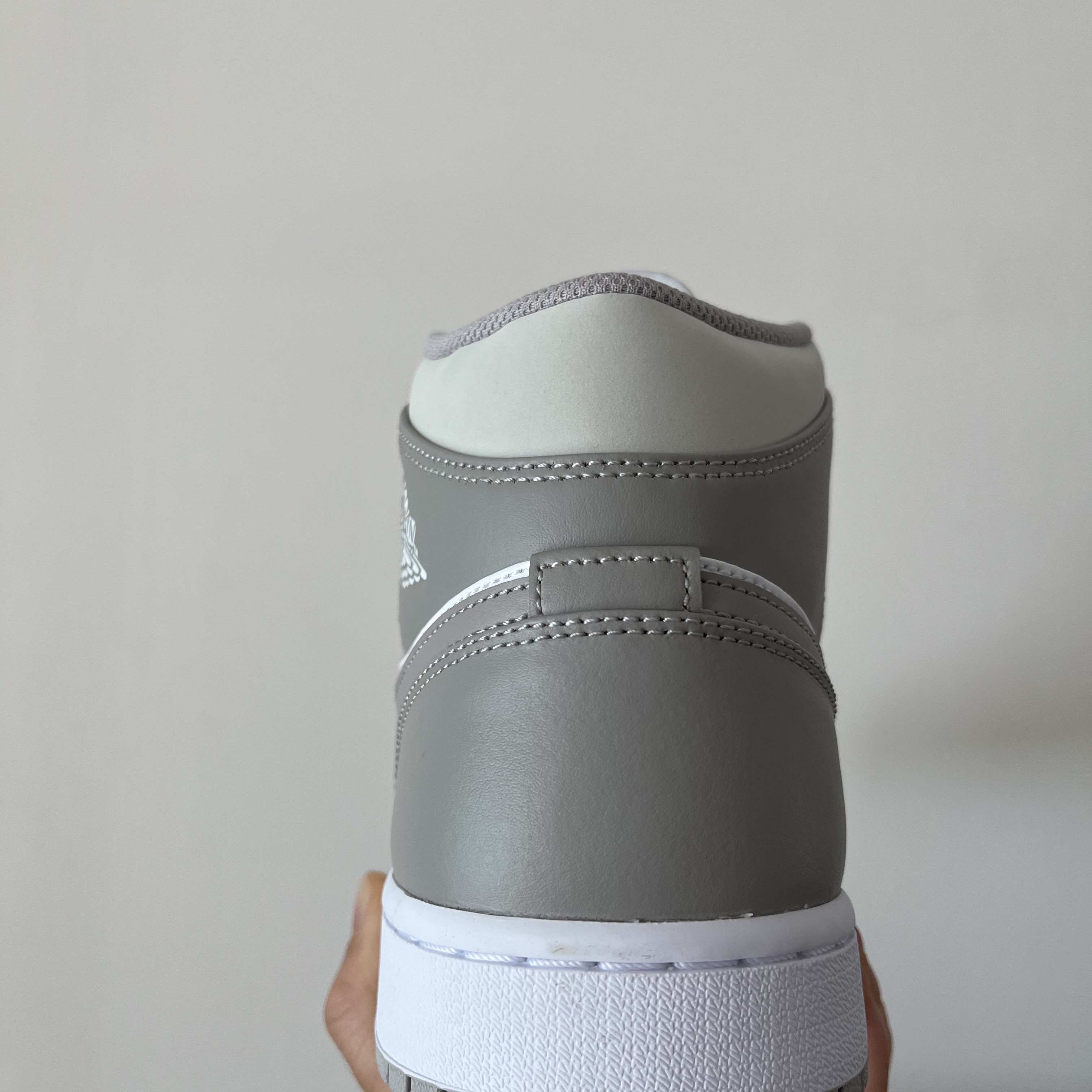 Jordan 1 Mid College Grey 착용 스타일 - 2