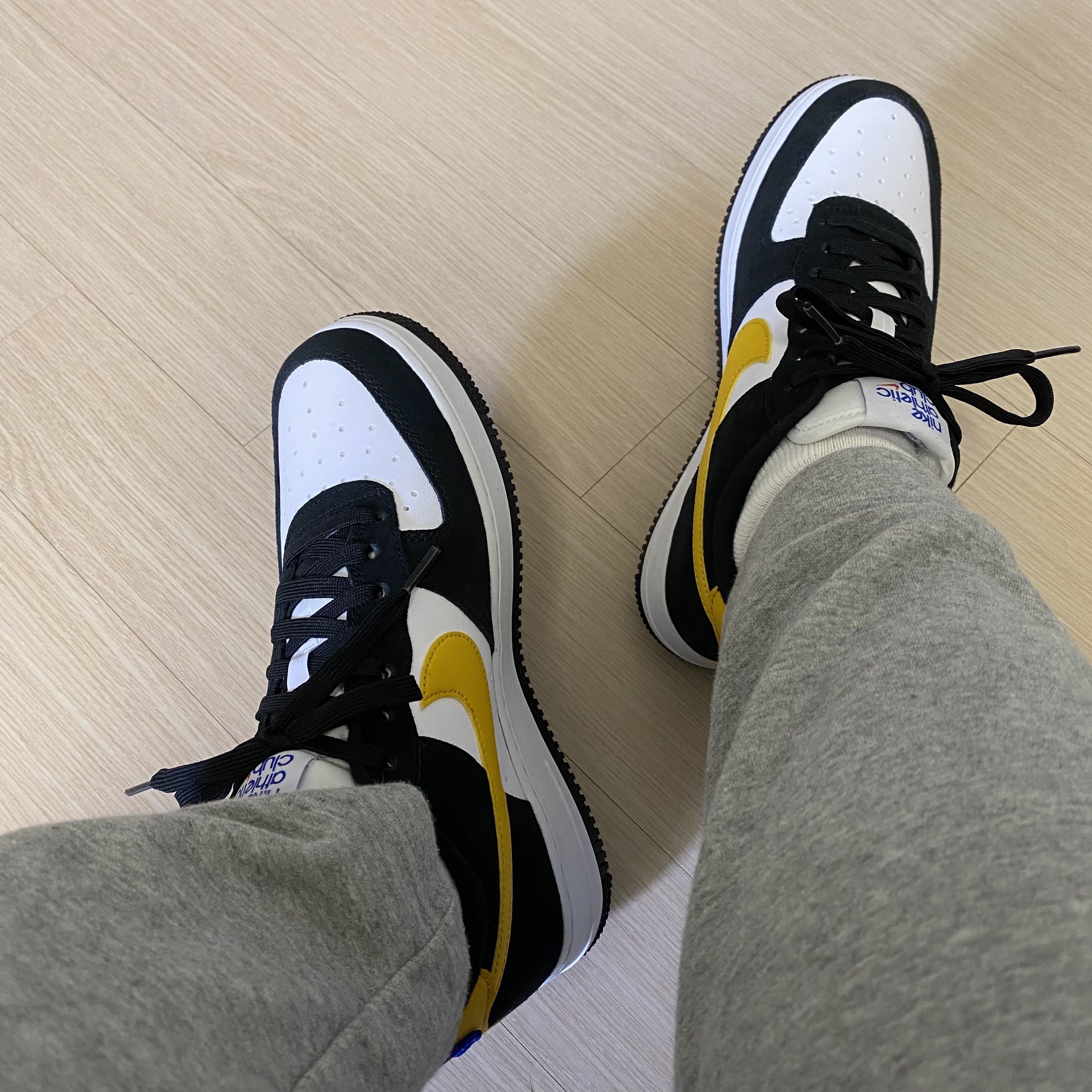 Nike Air Force 1 '07 LV8 Athletic Club Black Dark Sulfur 착용 스타일