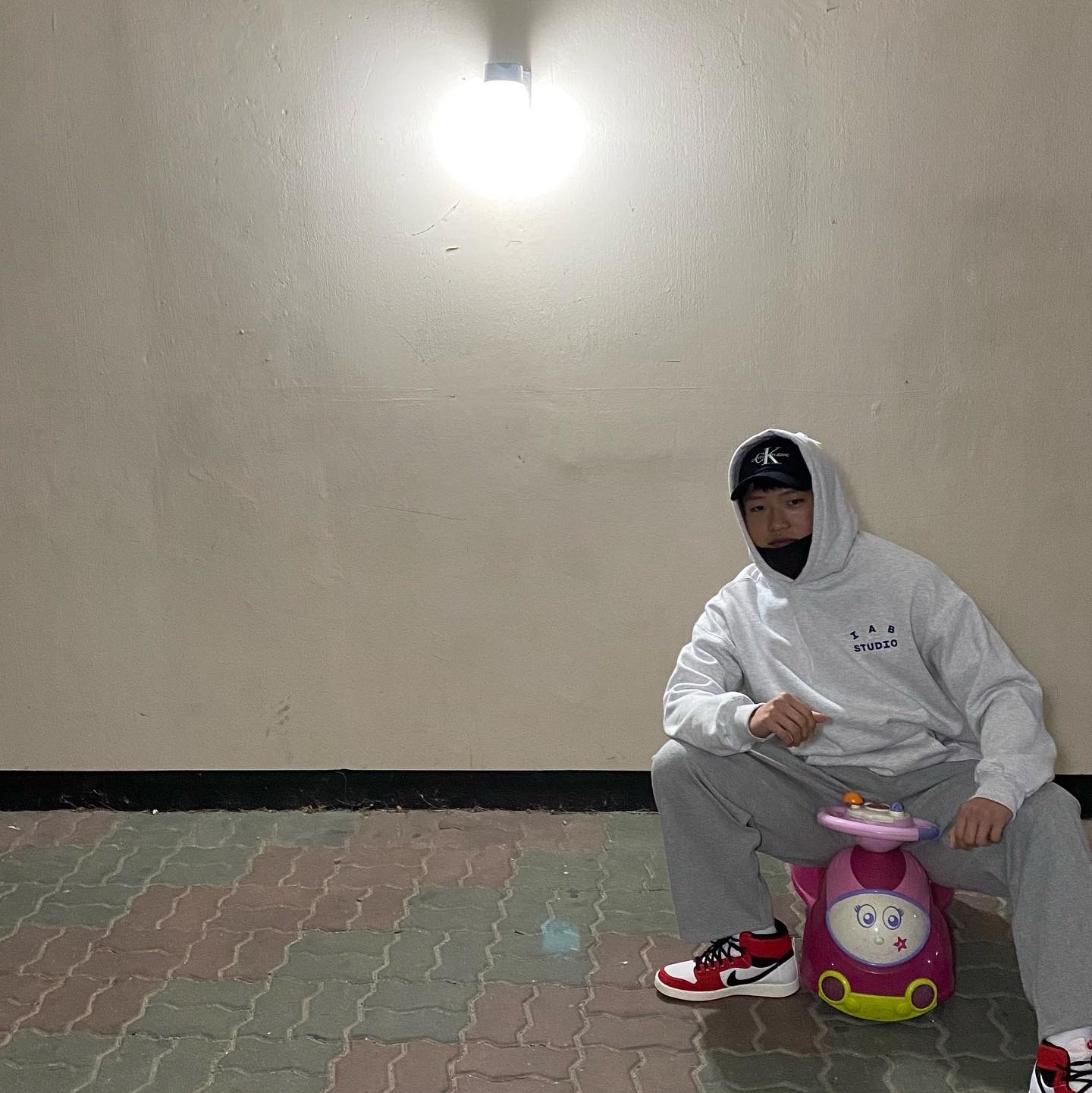 Jordan 1 KO Chicago 2021, IAB Studio Hoodie Light Gray 착용 스타일 - 3