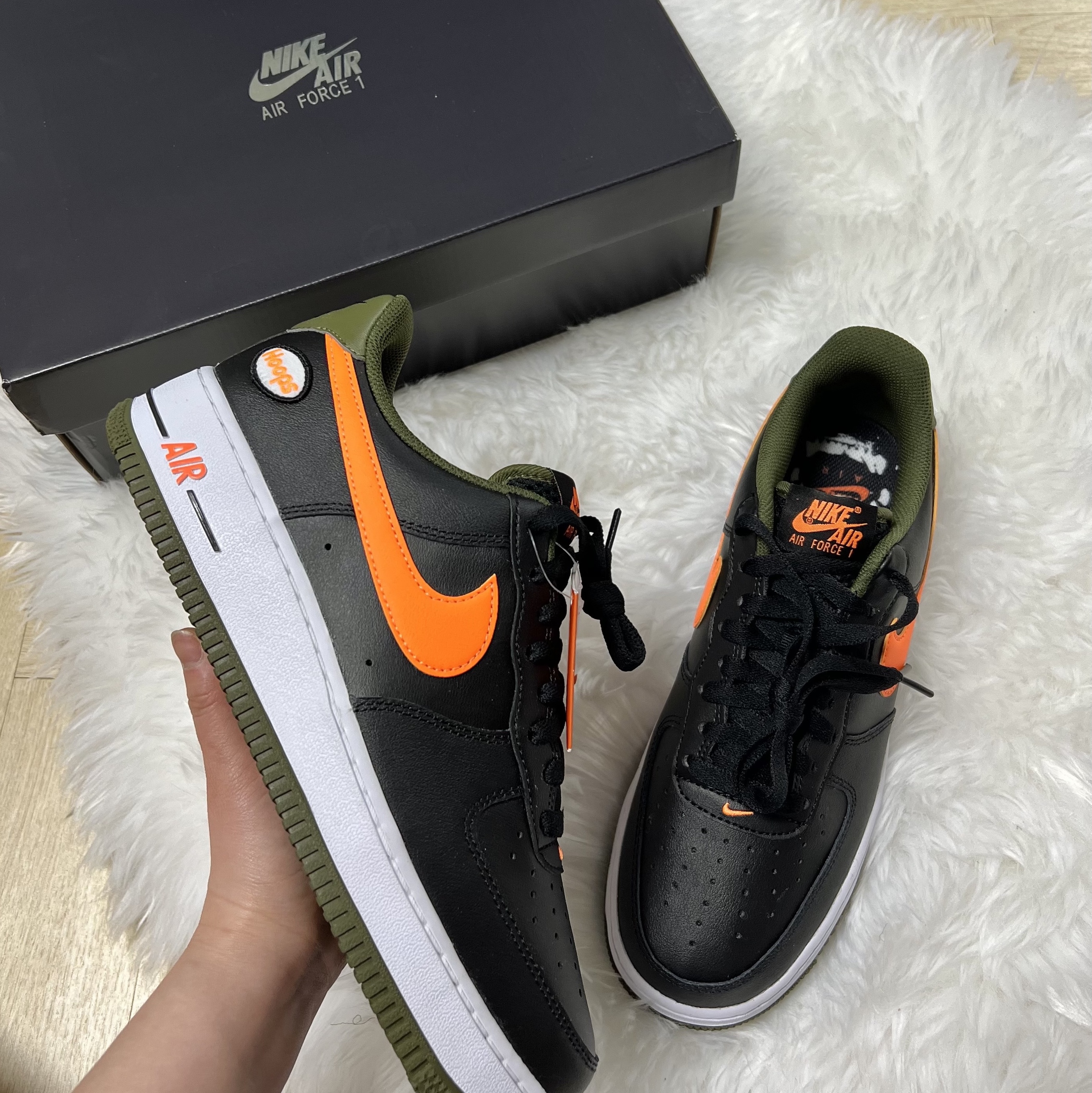 Nike Air Force 1 '07 LV8 Black Total Orange 착용 스타일 - 1