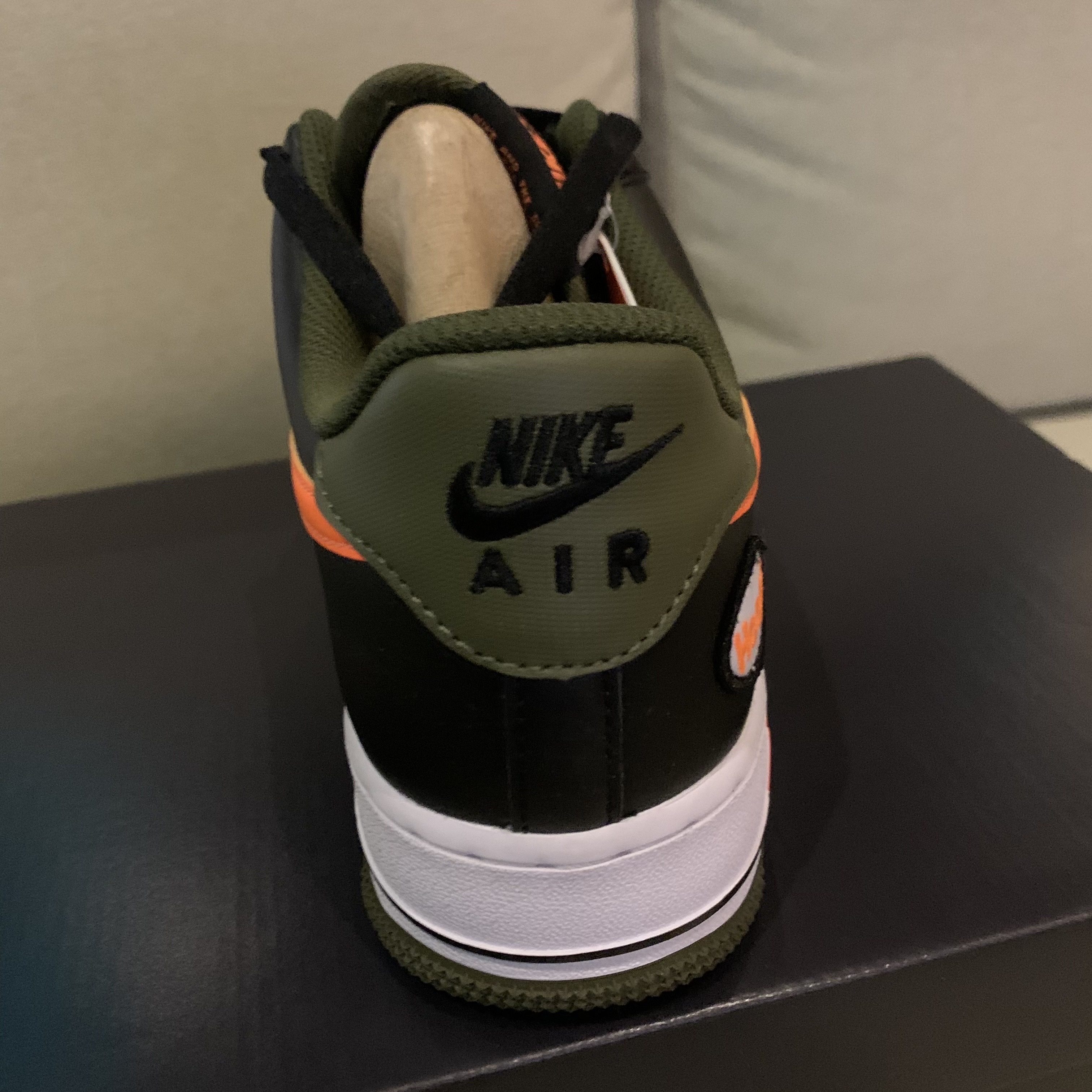 Nike Air Force 1 '07 LV8 Black Total Orange 착용 스타일 - 4
