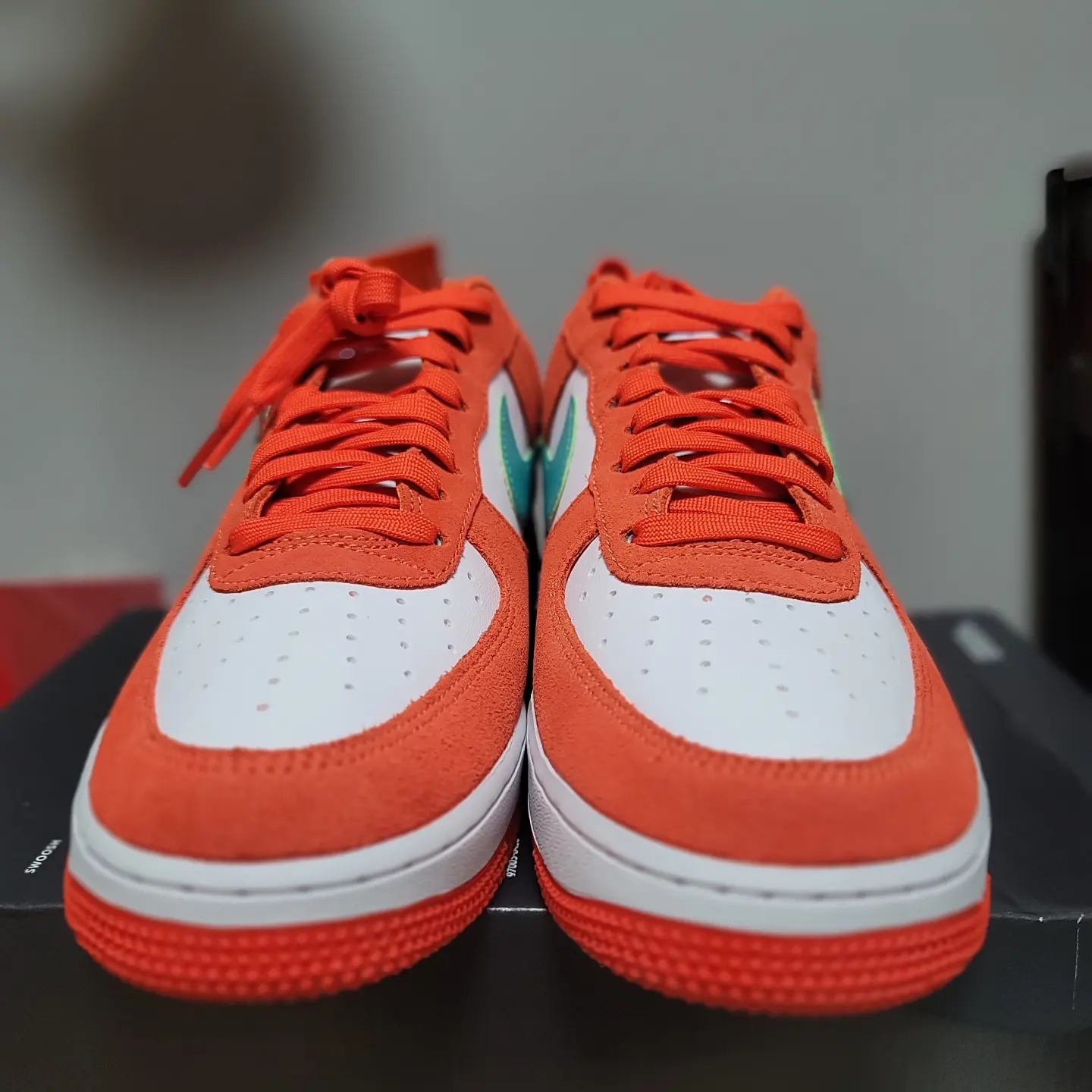 Nike Air Force 1 '07 LV8 Athletic Club Rush Orange Washed Teal 착용 스타일 - 2