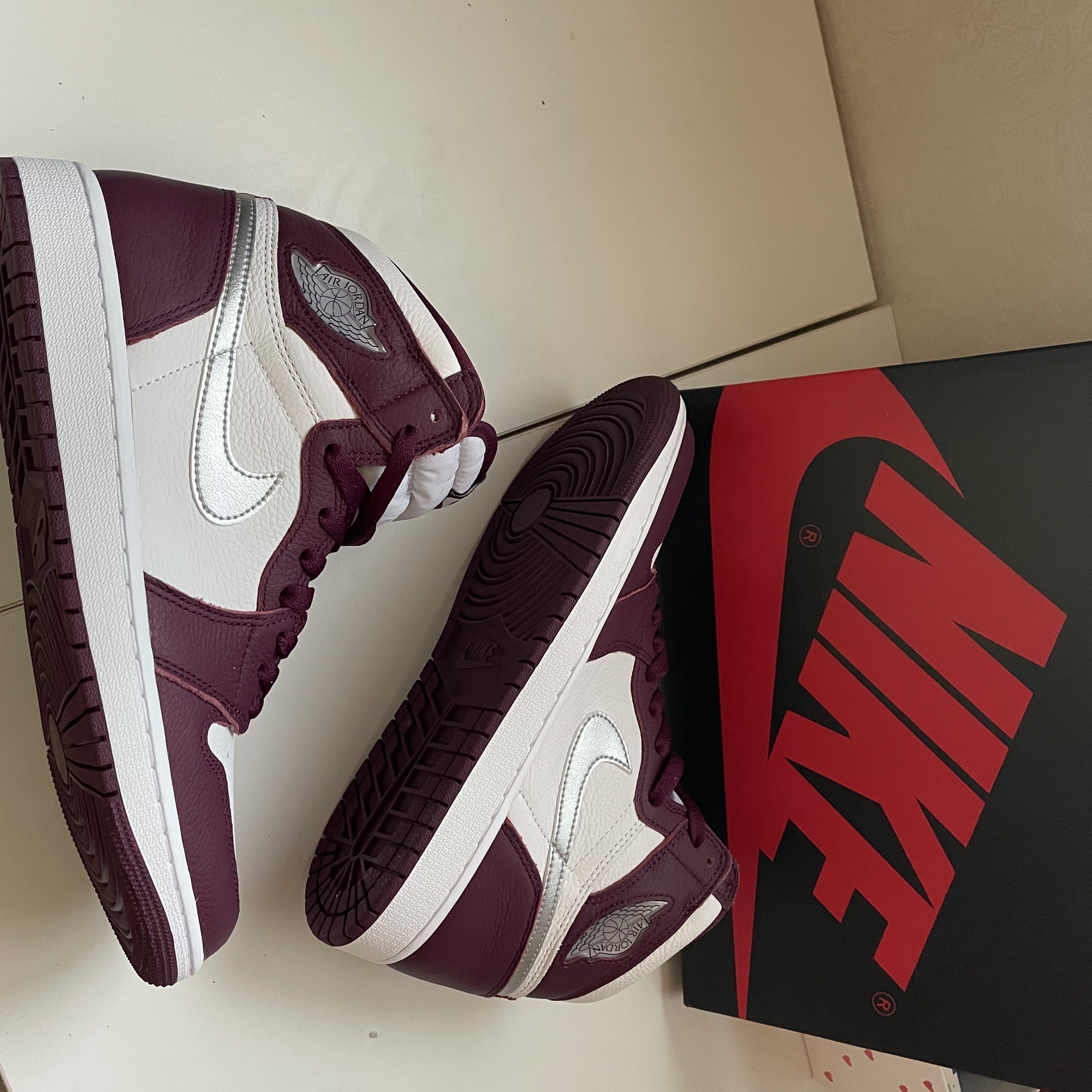 Jordan 1 Retro High OG Bordeaux 착용 스타일 - 2