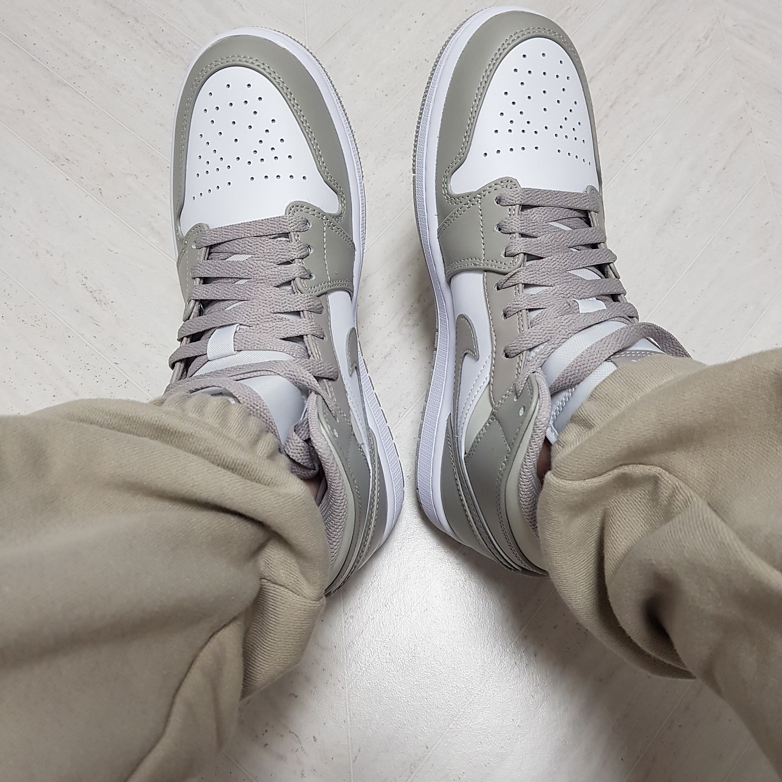 Jordan 1 Mid College Grey 착용 스타일 - 2