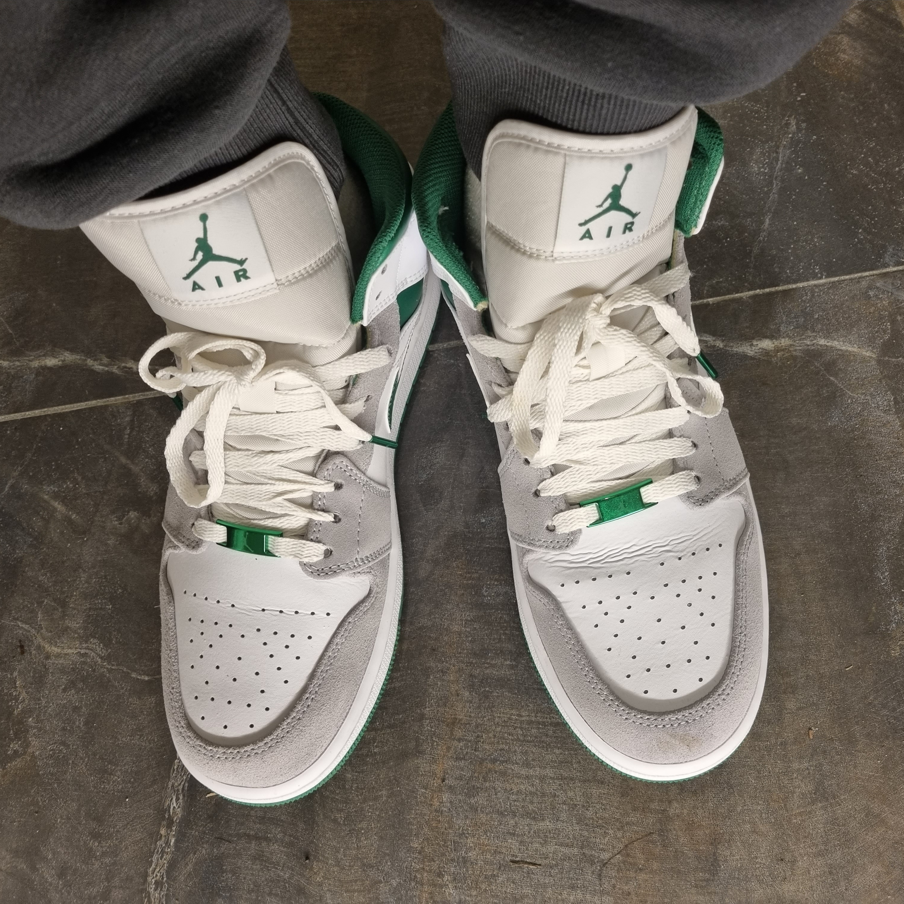 Jordan 1 Mid SE Pine Green Light Smoke Grey 착용 스타일