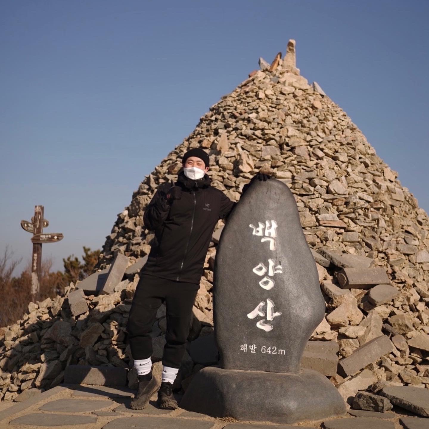 Arc'teryx Atom LT Hoody Black, Nike ACG Mountain Fly Gore-Tex Black and Dark Grey 착용 스타일
