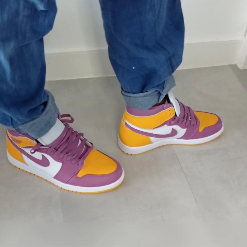 Jordan 1 Retro High OG University Gold Light Bordeaux, (GS) Jordan 1 Retro High OG University Gold Light Bordeaux 착용 스타일 - 4
