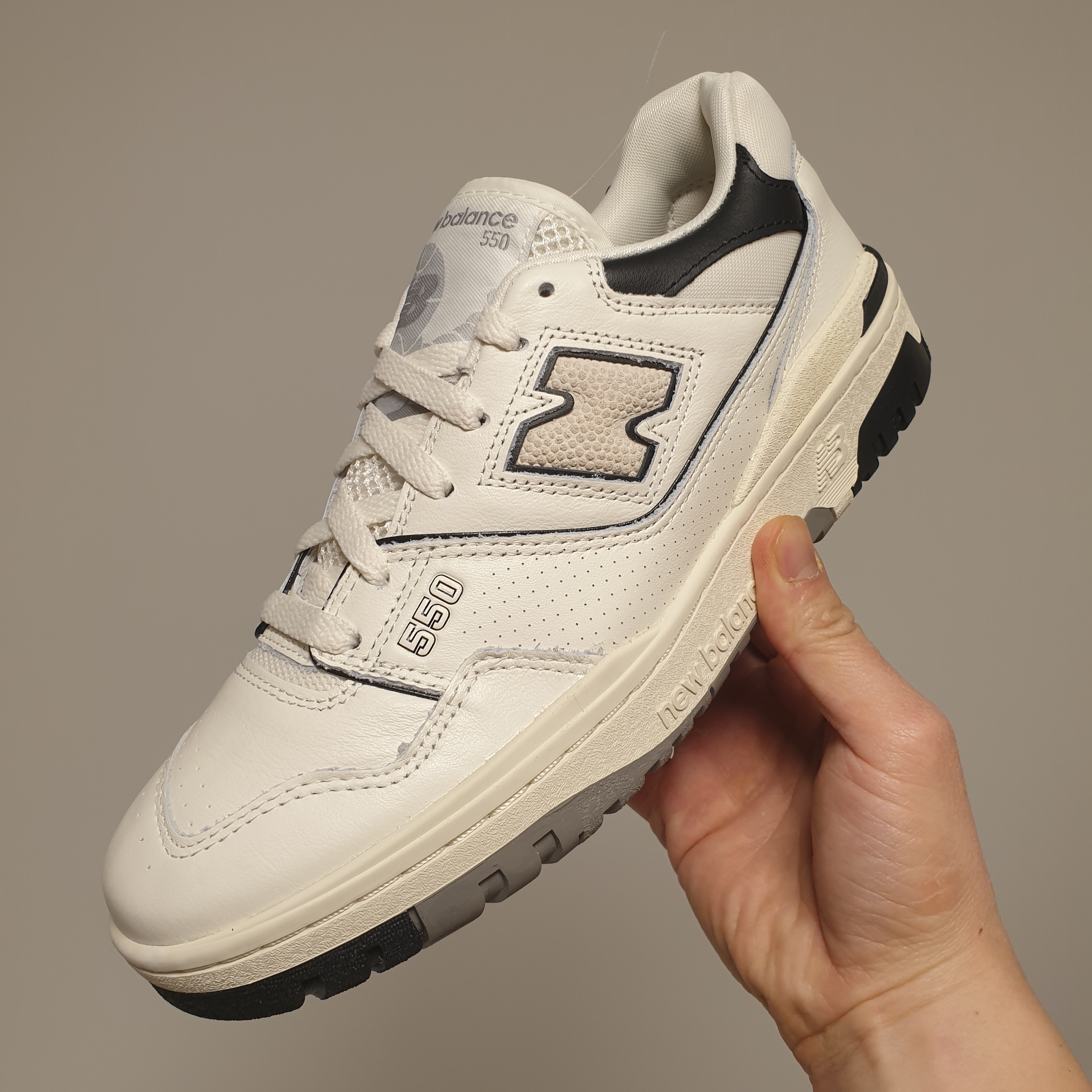 New Balance 550 White Grey - 2E Wide 착용 스타일 - 1