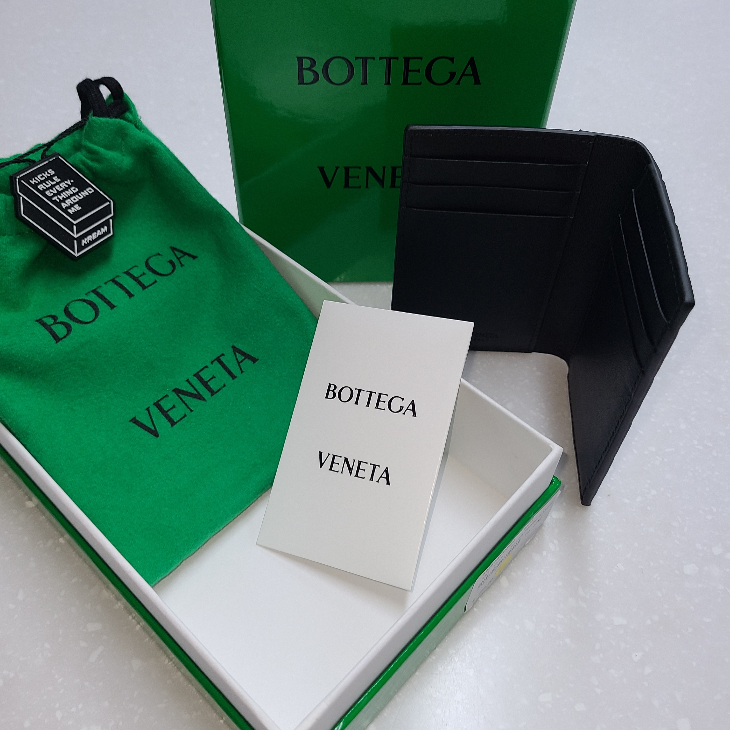 Bottega Veneta Flap Card Case Black 착용 스타일 - 3
