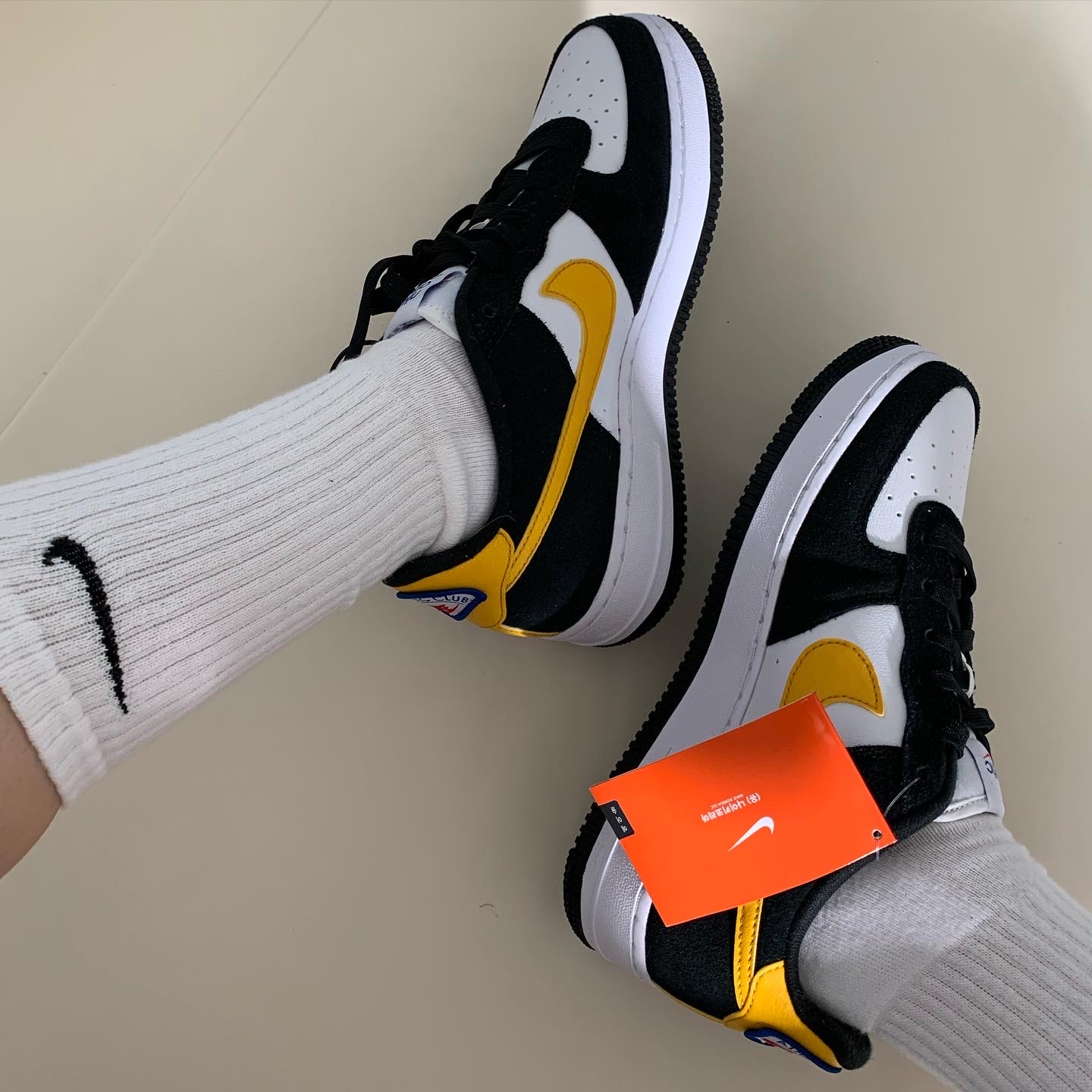 (GS) Nike Air Force 1 LV8 Athletic Club Black Dark Sulfur 착용 스타일