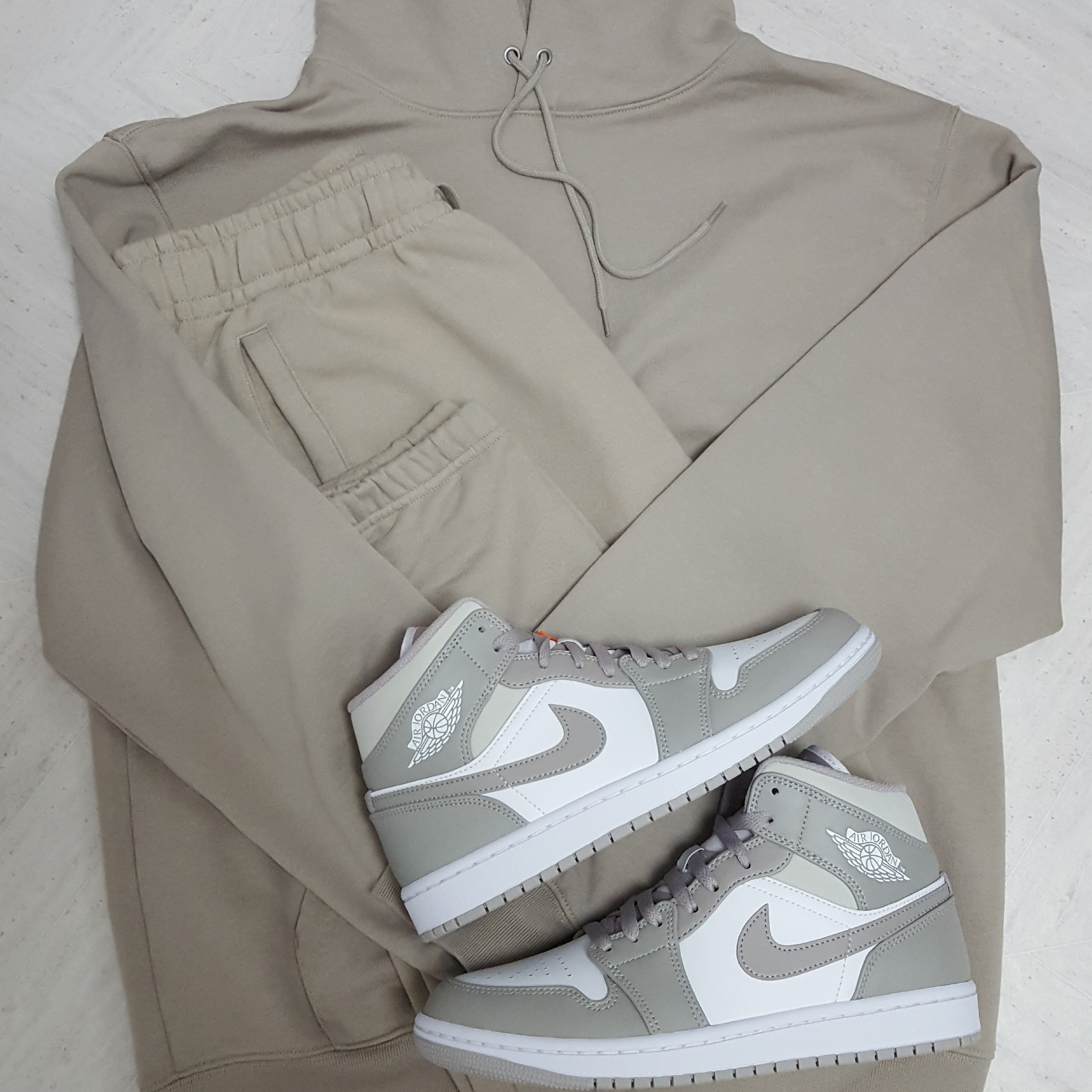 Jordan 1 Mid College Grey 착용 스타일 - 1