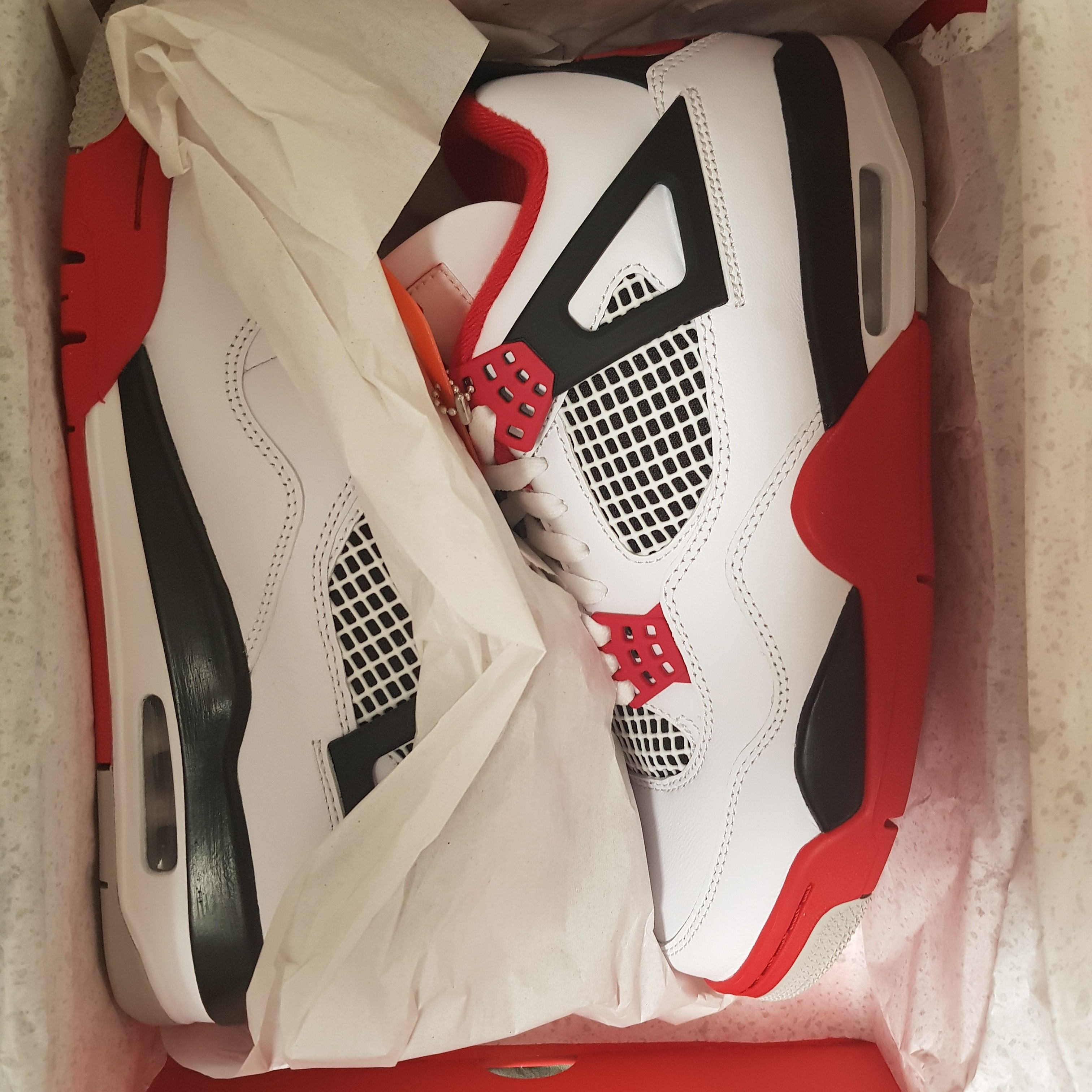 Jordan 4 Retro OG Fire Red 2020 착용 스타일 - 2