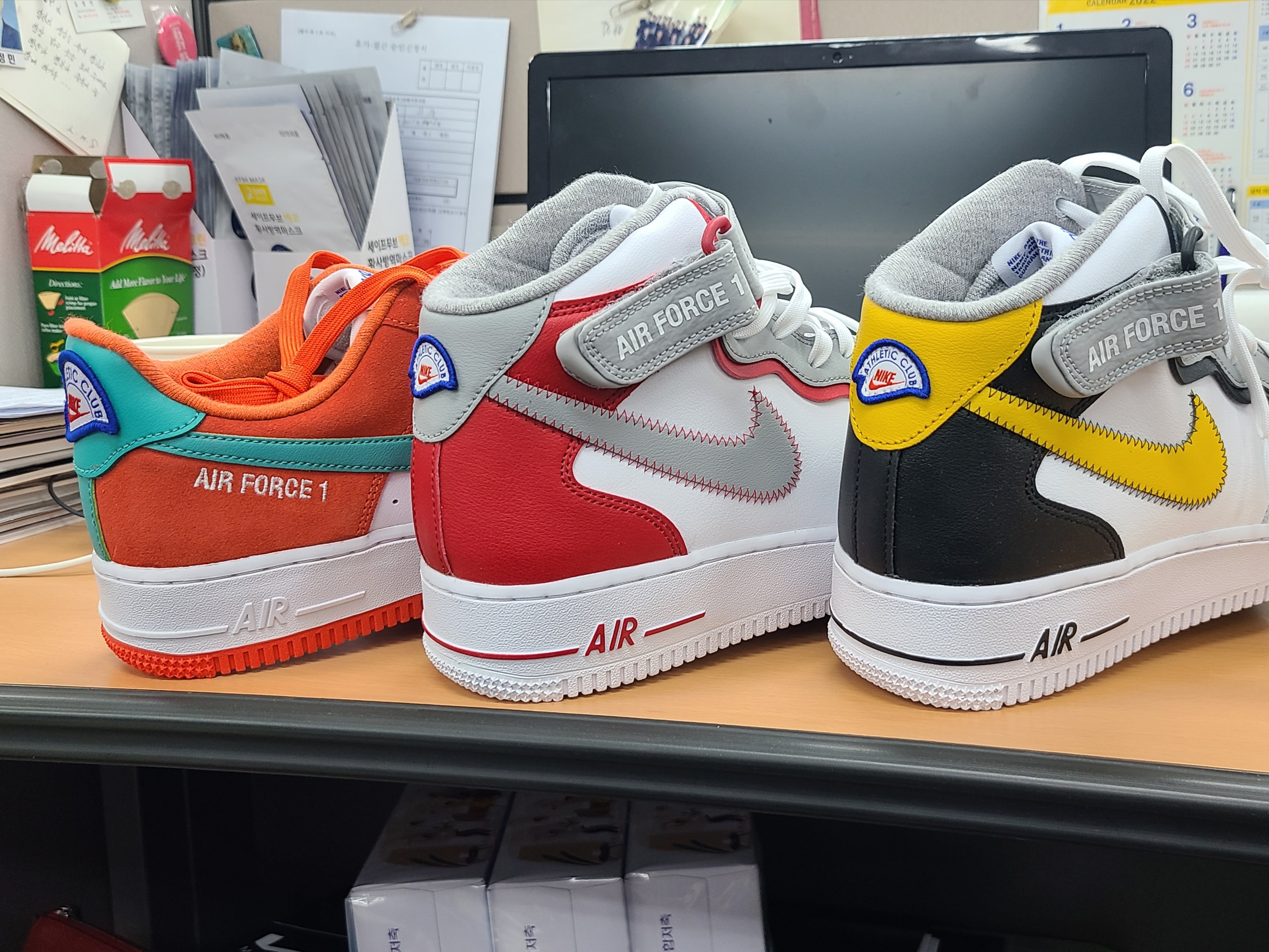 Nike Air Force 1 '07 LV8 Athletic Club Rush Orange Washed Teal, Nike Air Force 1 Mid '07 LV8 Athletic Club White Dark Sulfur 착용 스타일