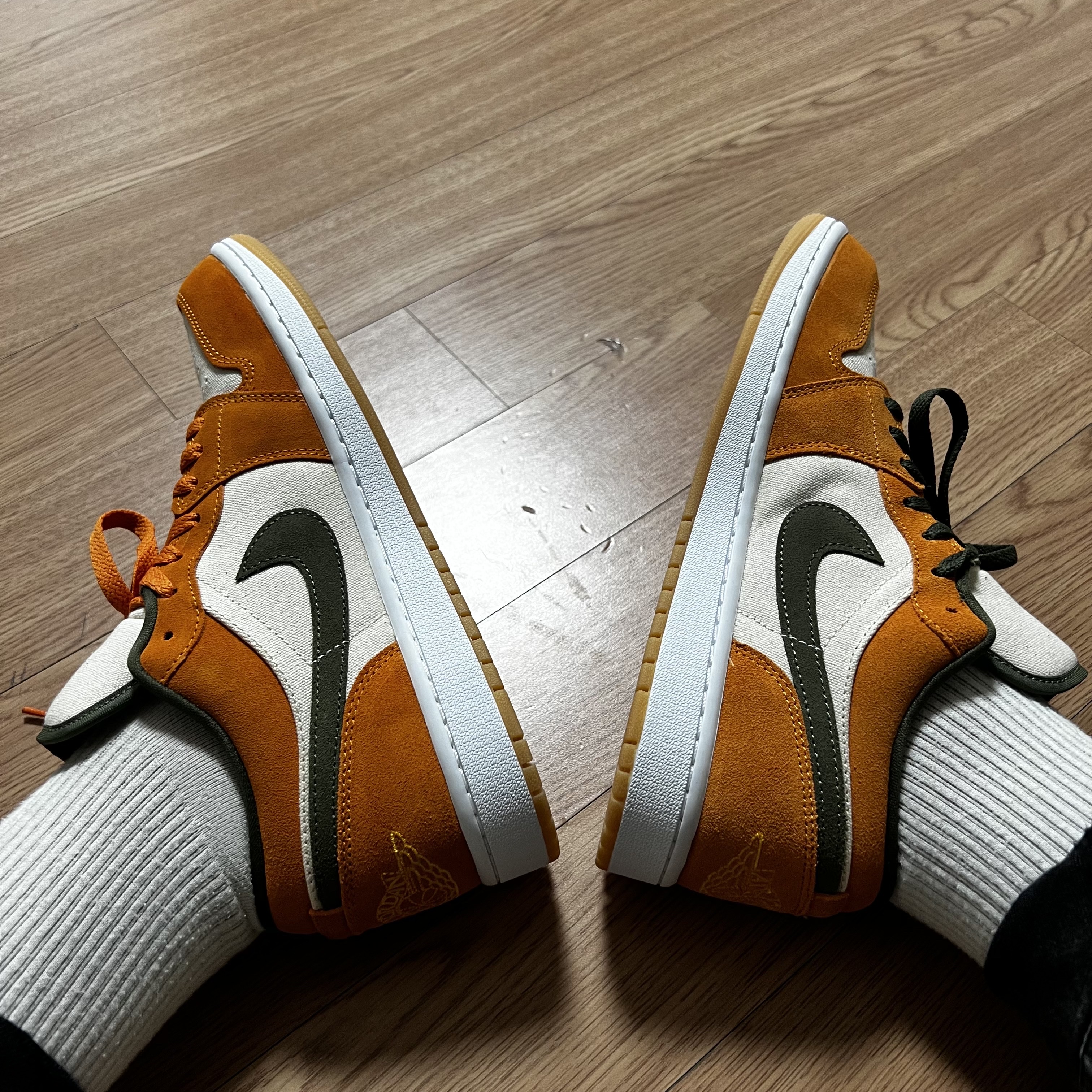 Jordan 1 Low SE Light Curry 착용 스타일 - 3