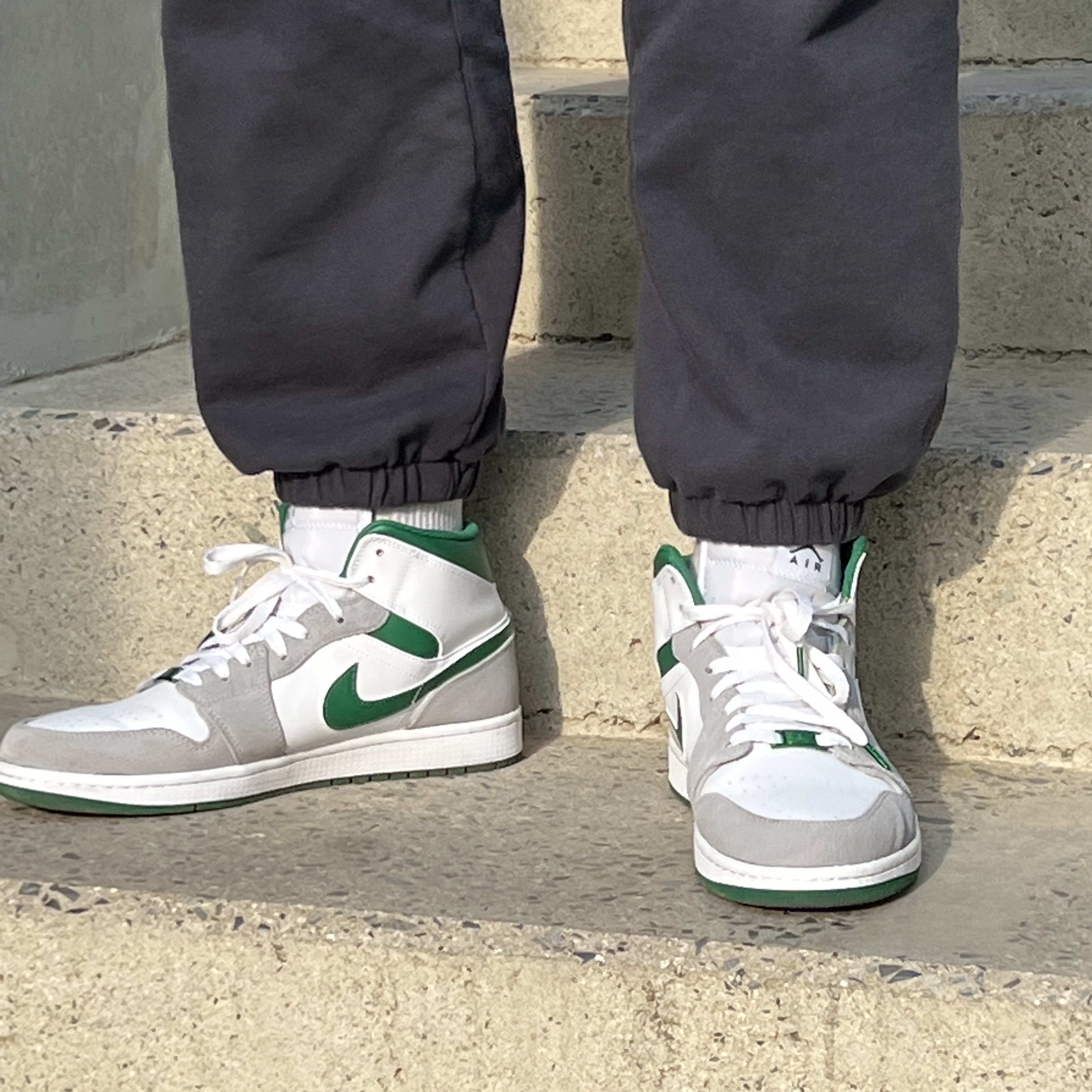 Jordan 1 Mid SE Pine Green Light Smoke Grey 착용 스타일 - 3