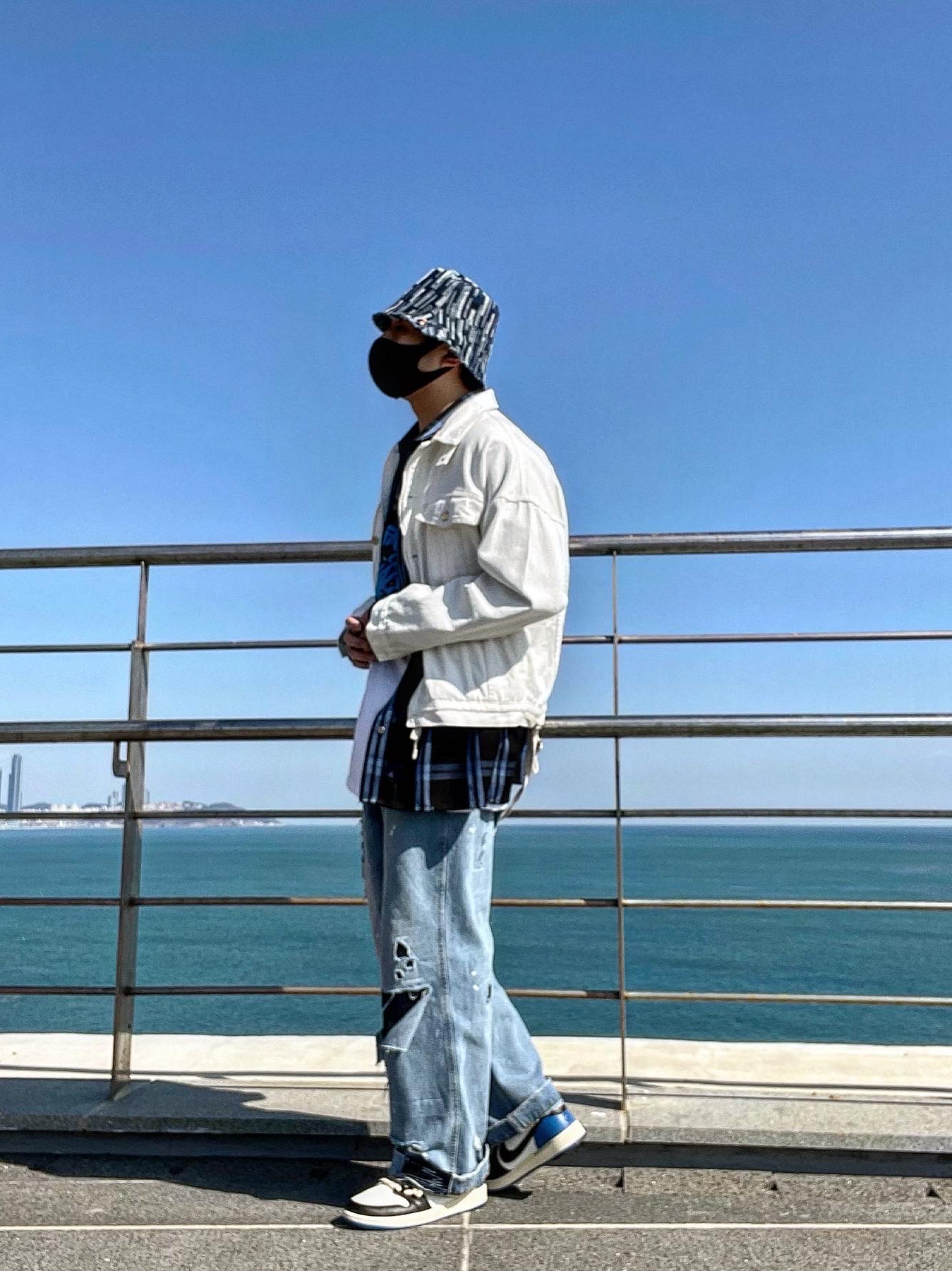 Jordan 1 x Travis Scott x Fragment Retro Low OG SP Military Blue, Zara x Ader Error Patchwork Jeans Blue 착용 스타일 - 2