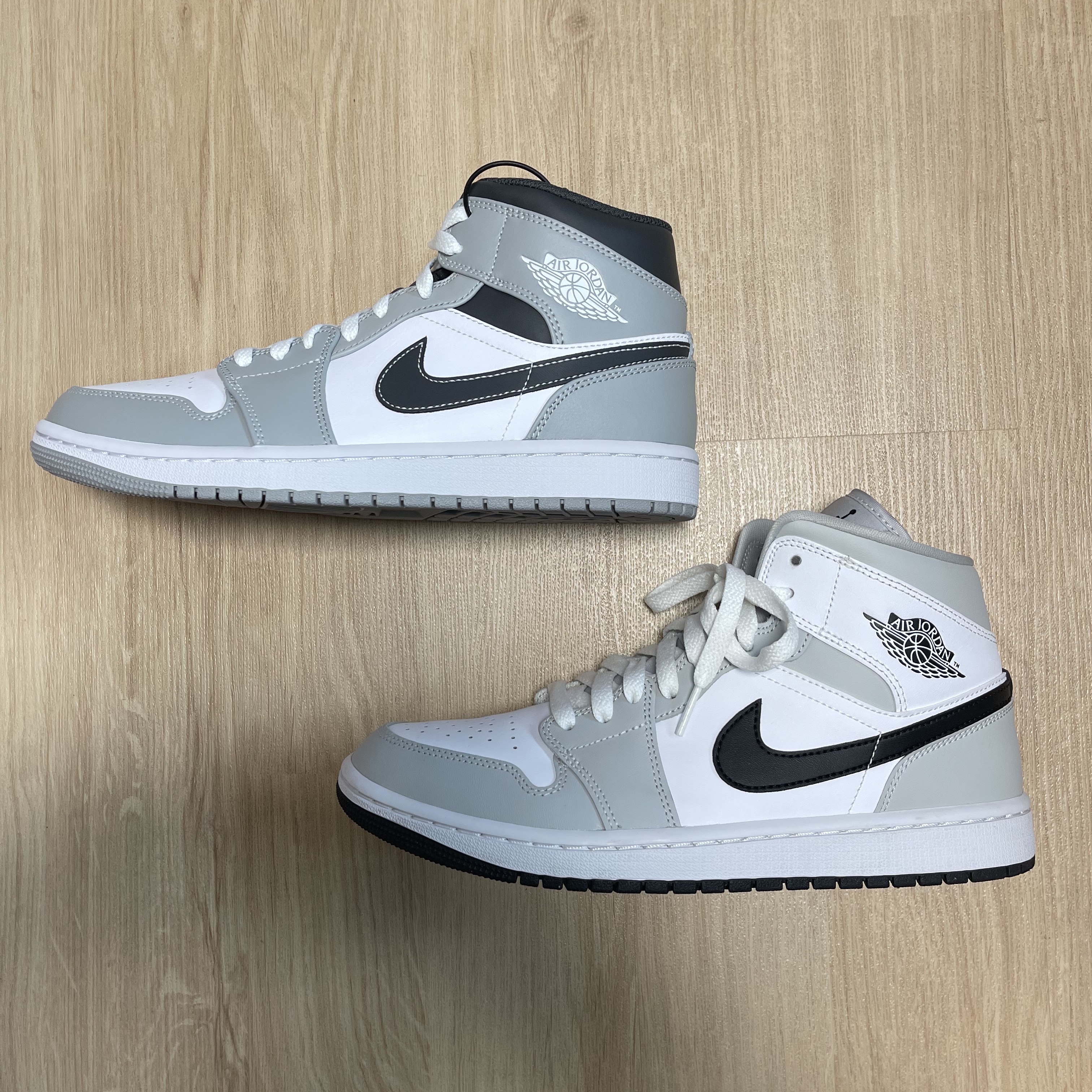 Jordan 1 Mid Light Smoke Grey Anthracite, (W) Jordan 1 Mid Grey Fog 착용 스타일 - 1