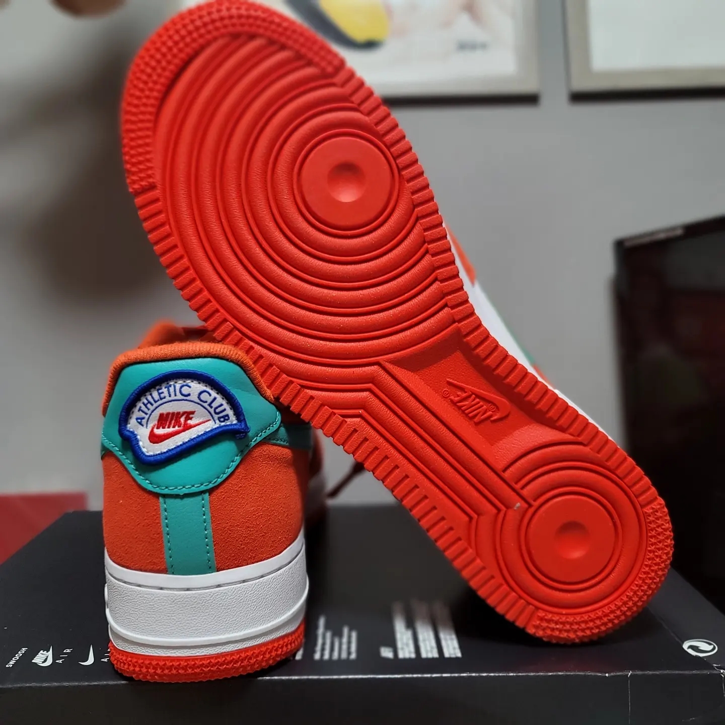 Nike Air Force 1 '07 LV8 Athletic Club Rush Orange Washed Teal 착용 스타일 - 4