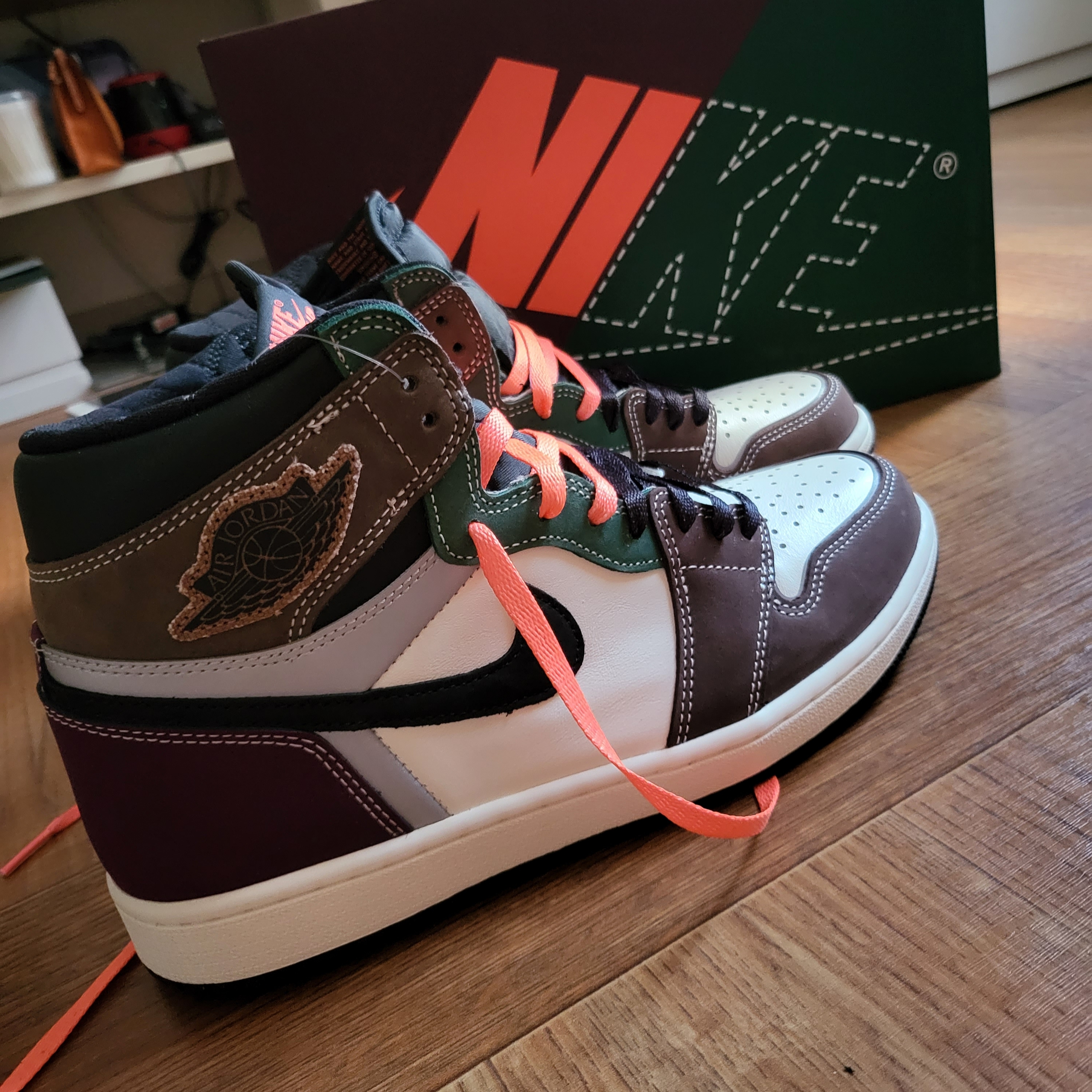 Jordan 1 Retro High OG Craft, Jordan 1 Retro High OG University Gold Light Bordeaux 착용 스타일 - 1