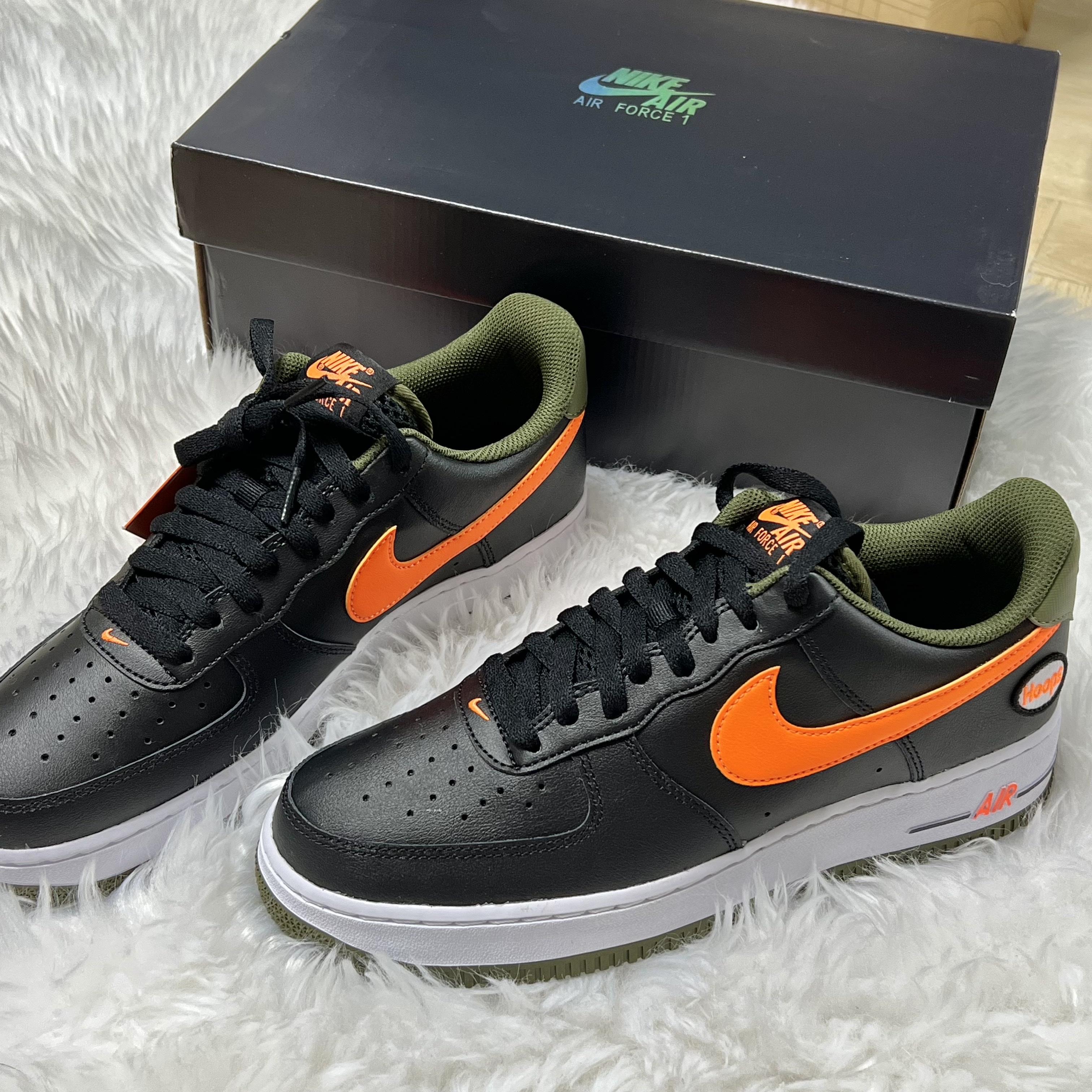 Nike Air Force 1 '07 LV8 Black Total Orange 착용 스타일 - 2