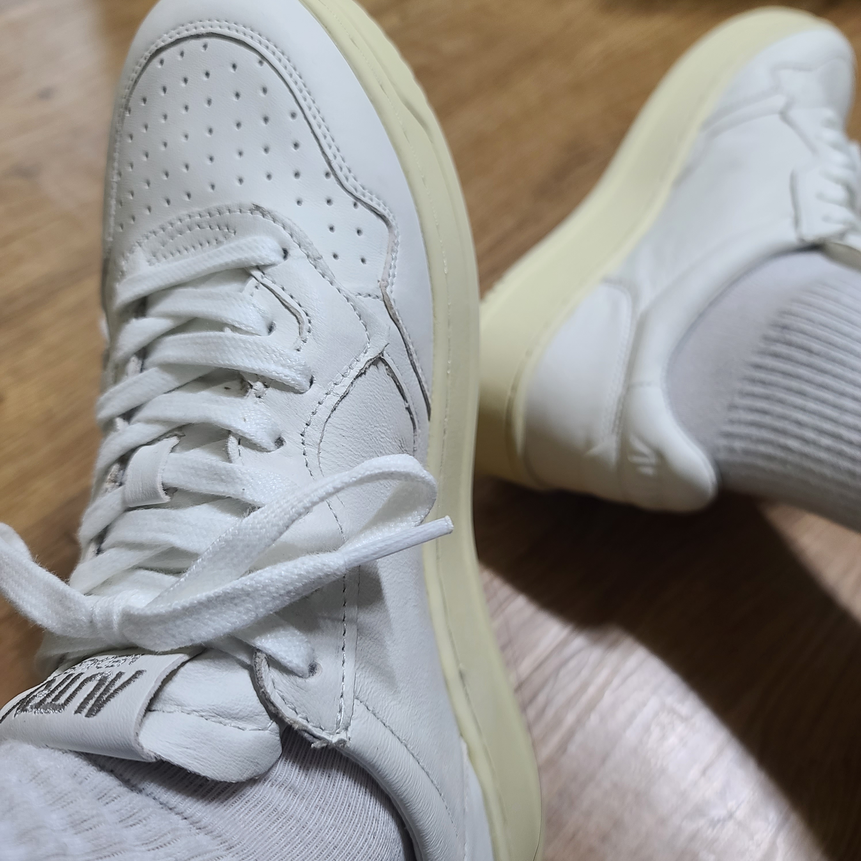 Autry Medalist Low Goatskin Sneakers White 착용 스타일 - 3