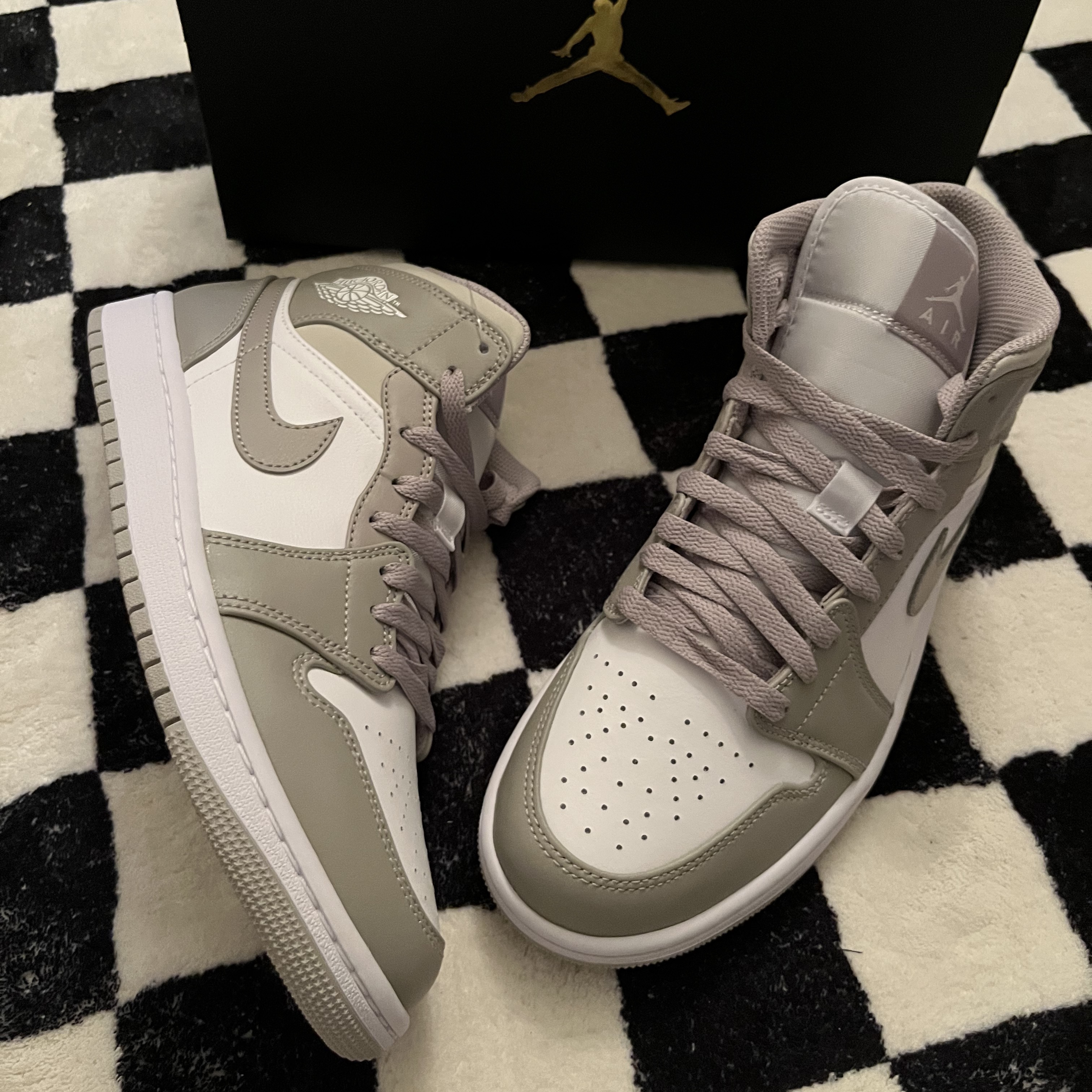 Jordan 1 Mid College Grey 착용 스타일 - 1