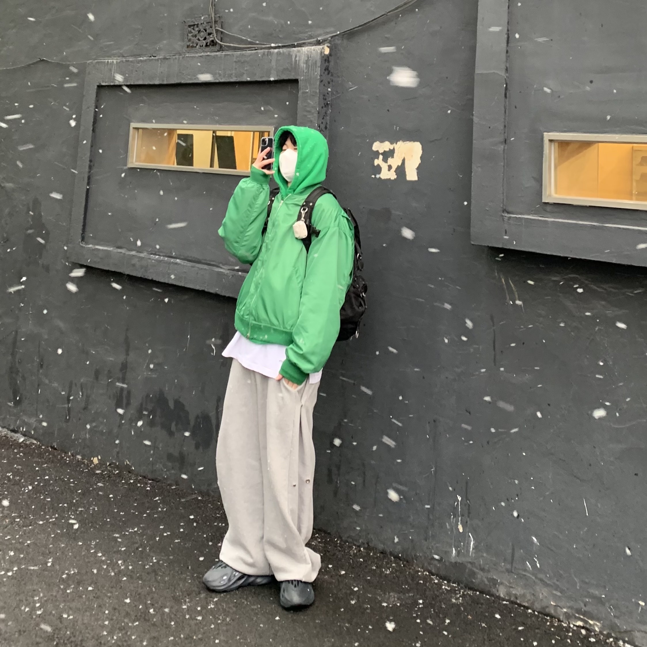 Adidas Yeezy Foam RNNR Mineral Blue, MJD Side Snap Wide C/P Sweatpants Melange Grey 착용 스타일 - 2